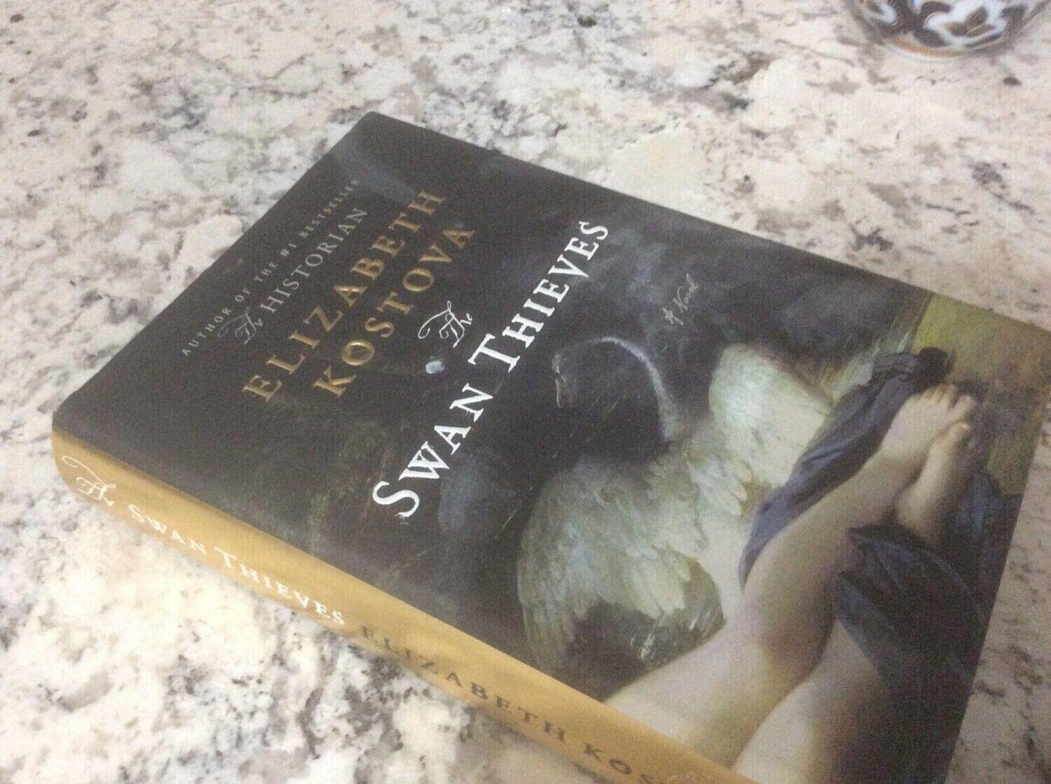 The Swan Thieves: A Novel,New