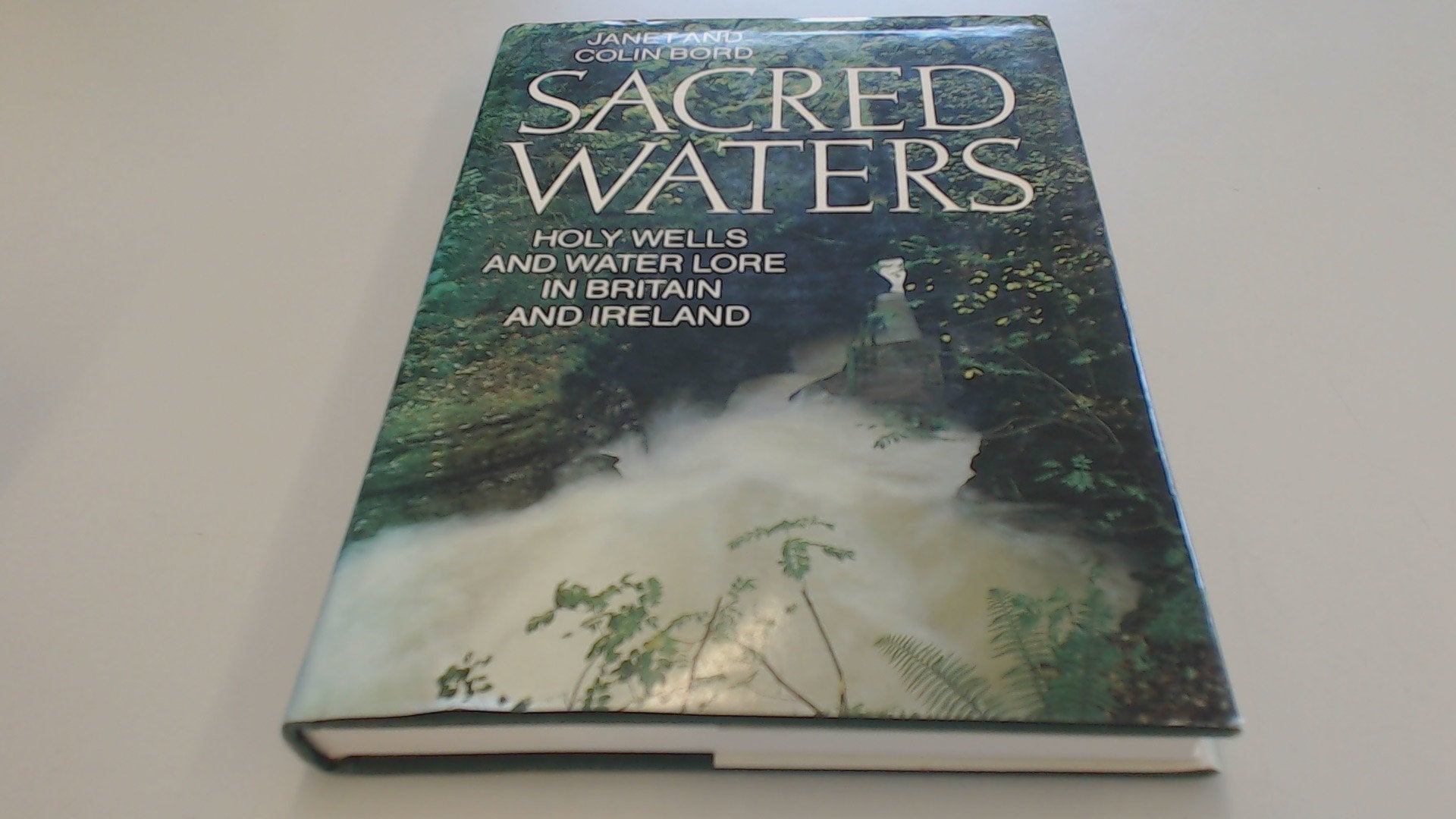 Sacred Waters: Holy Wells And Water Lore In Britain And Ireland,New