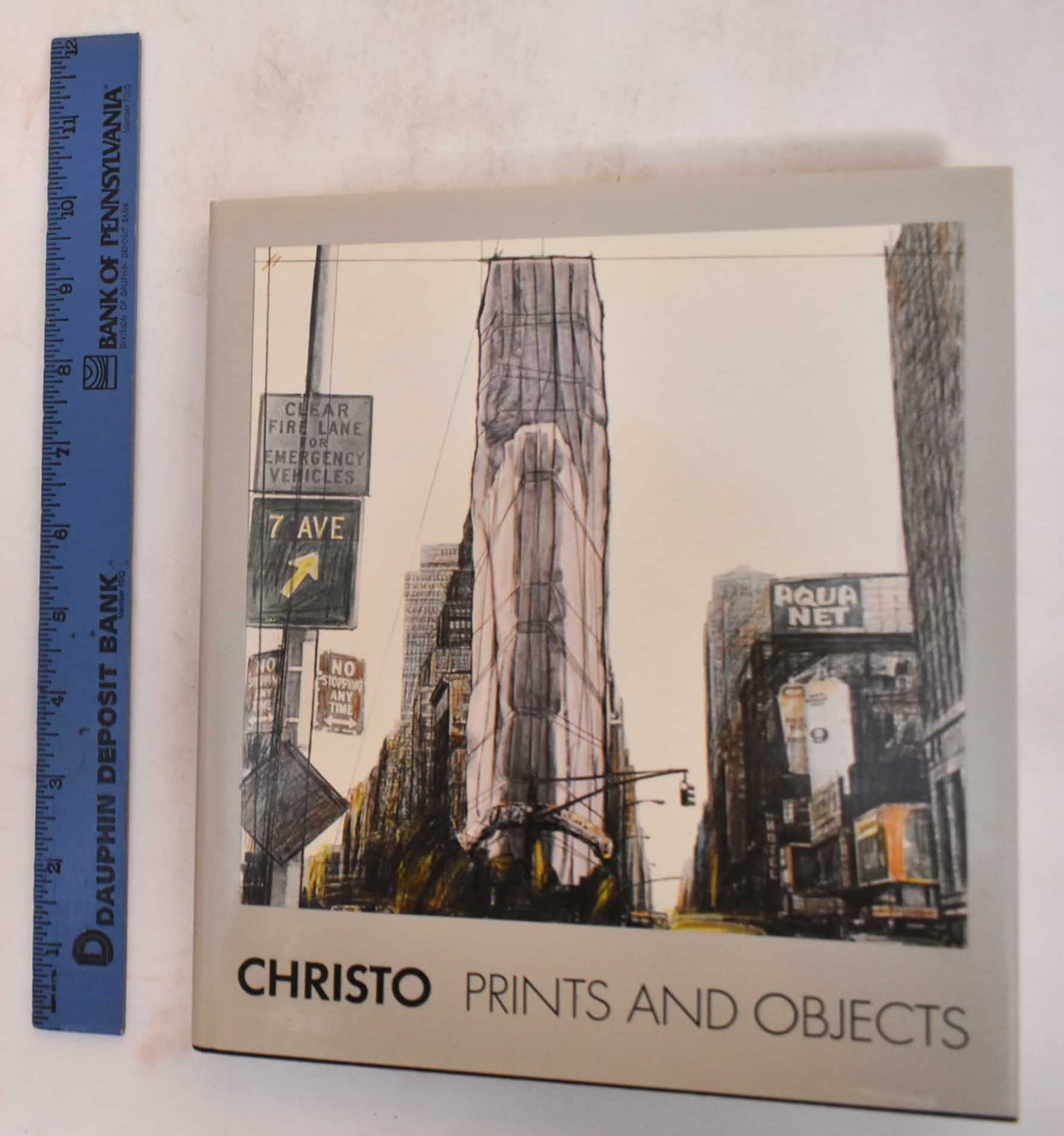 Christo Prints And Objects, 19631987: A Catalogue Raisonne (English And German Edition)-used