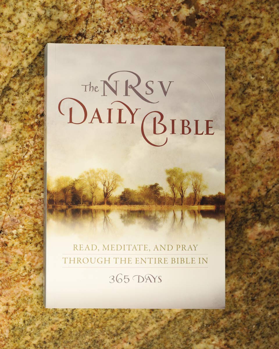 The NRSV Daily Bible: Read, Meditate, and Pray Through the Entire Bible in 365 Days,New