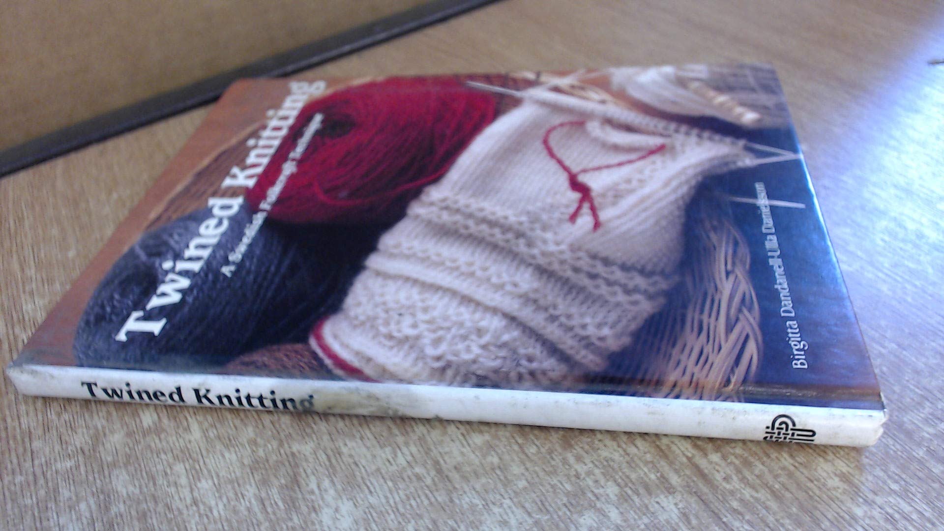 Twined Knitting : A Swedish Folkcraft Technique (English and Swedish Edition),Used