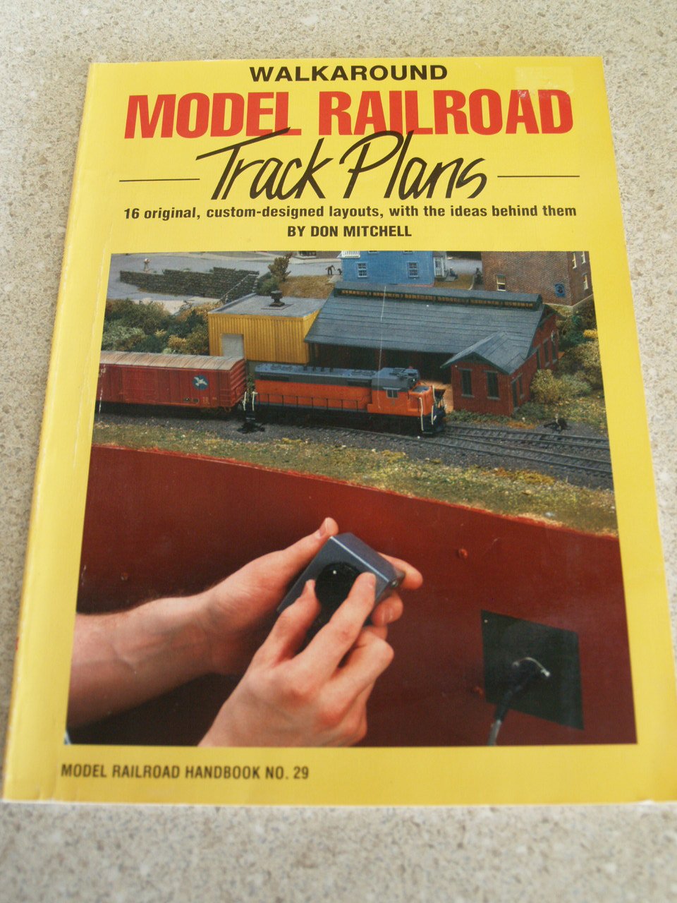 Walkaround Model Railroad Track Plans (Model Railroad Handbook, 29)