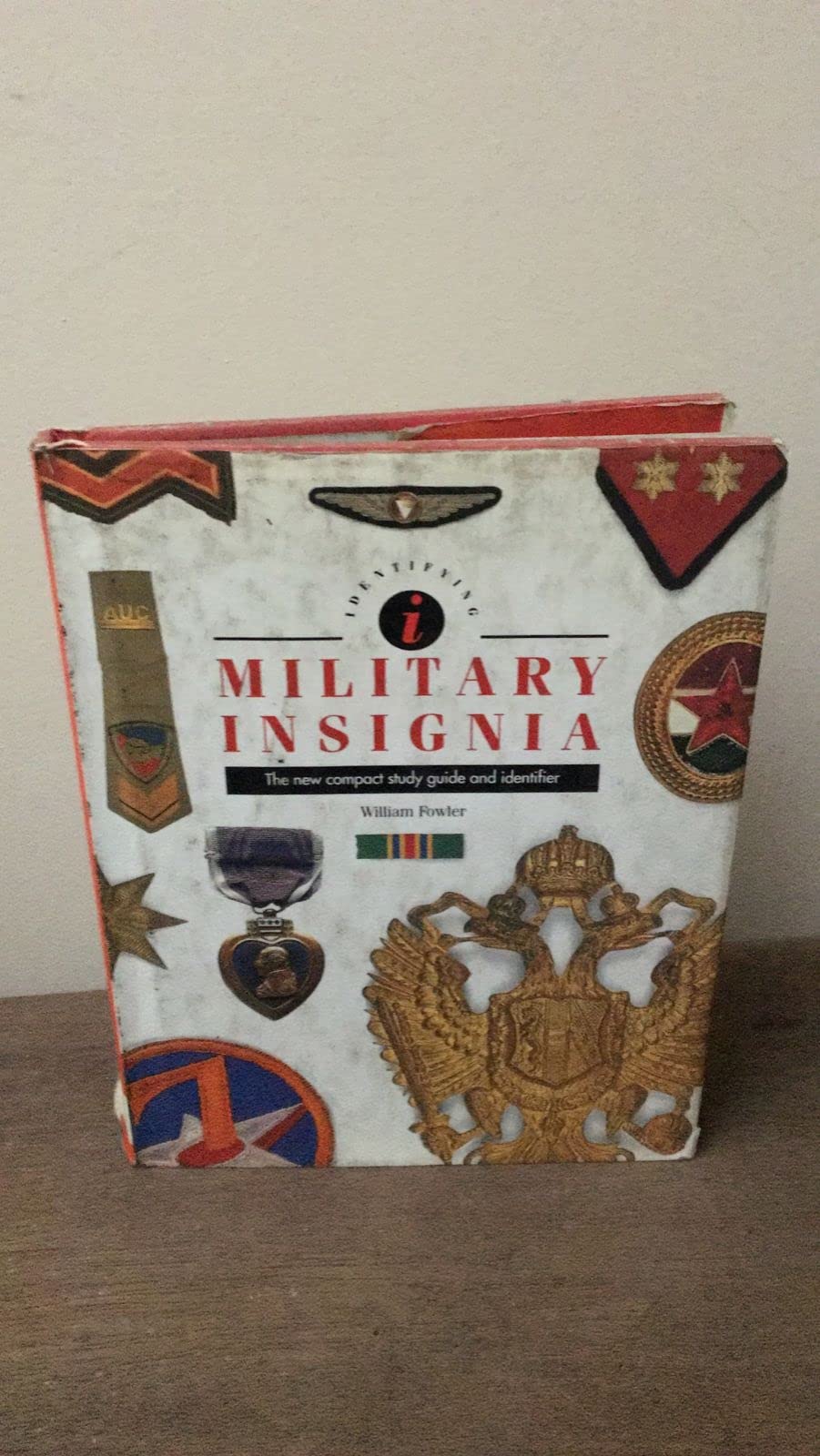 Identifying Military Insignia: The New Compact Study Guide and Identifier,Used