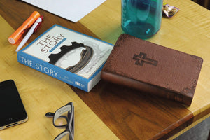 NIV, Graduation Gift, Bible Pack, Brown, Red Letter,Used