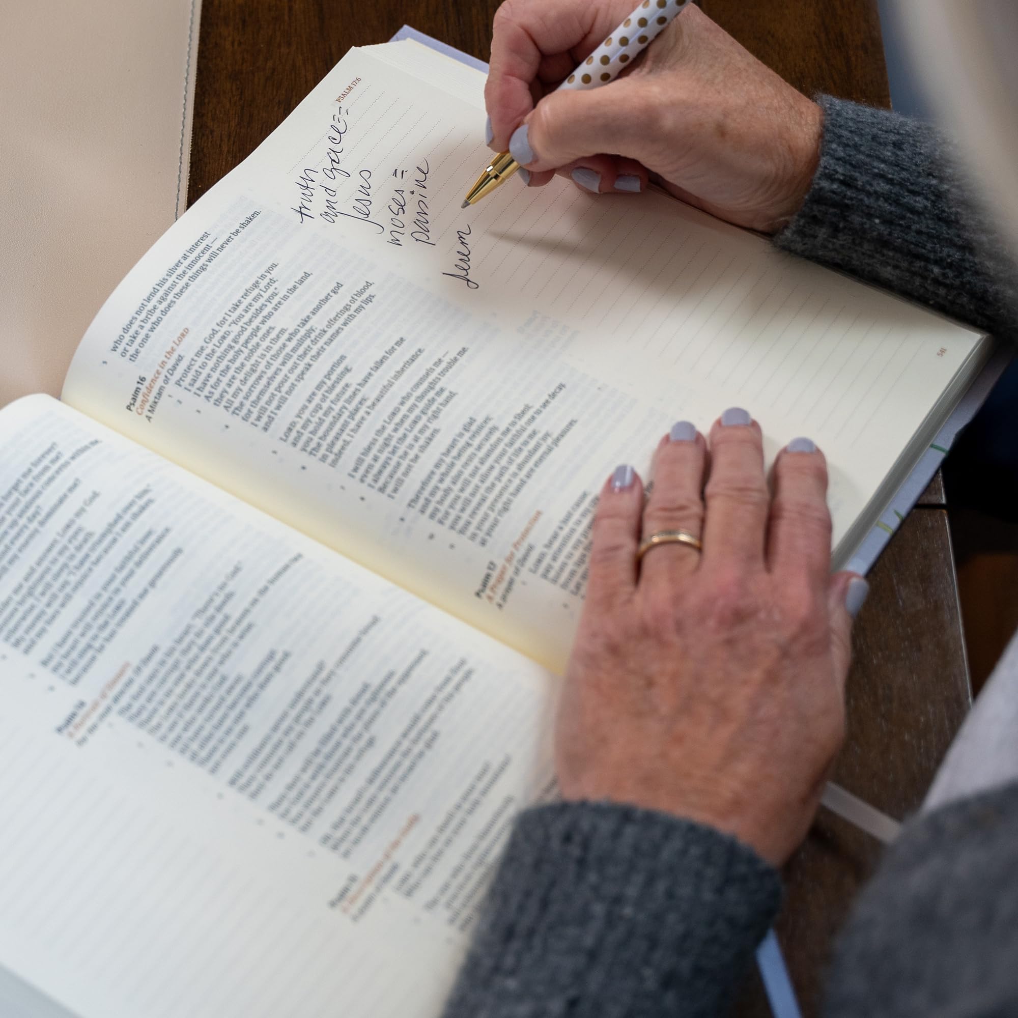 CSB Notetaking Bible, Large Print Hosanna Revival Edition, Lavender/Peach Cloth Over Board, Black Letter, SingleColumn, Journal,Used