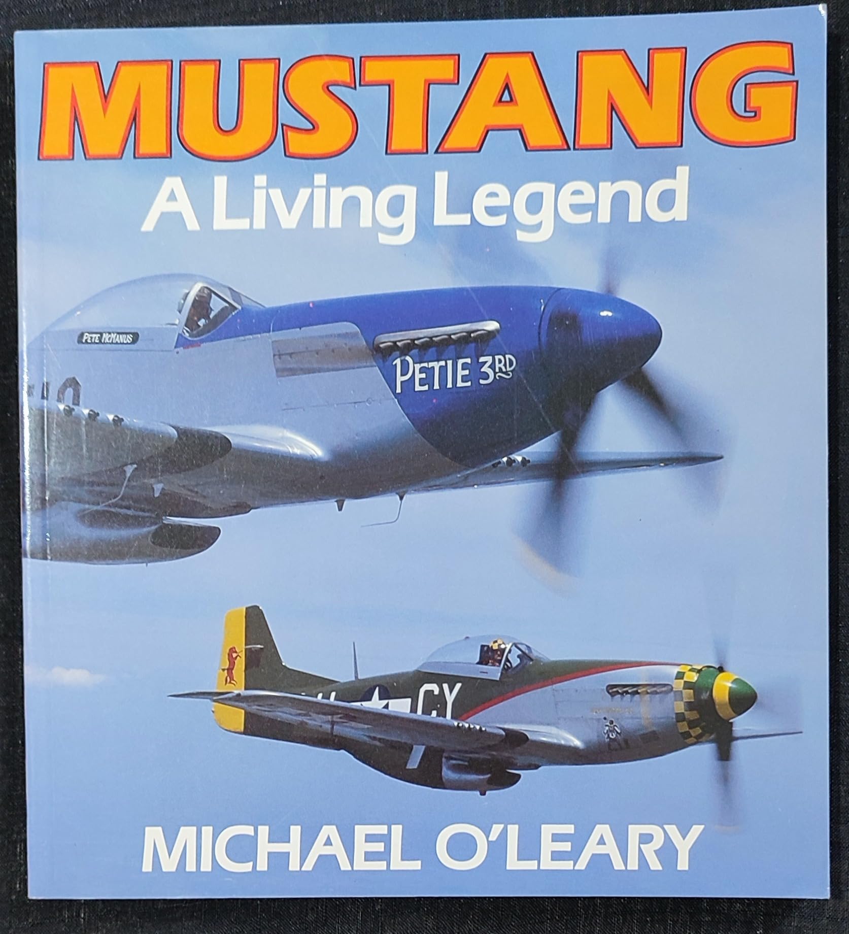 Mustang: A Living Legend (Osprey colour series),Used