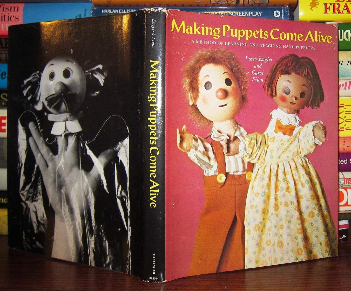 Making Puppets Come Alive: A Method of Learning and Teaching Hand Puppetry,Used