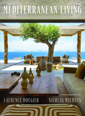 Mediterranean Living: Varied Residences Immerse Readers In The Diverse Architectural And Decorative Styles Of Southern Europe