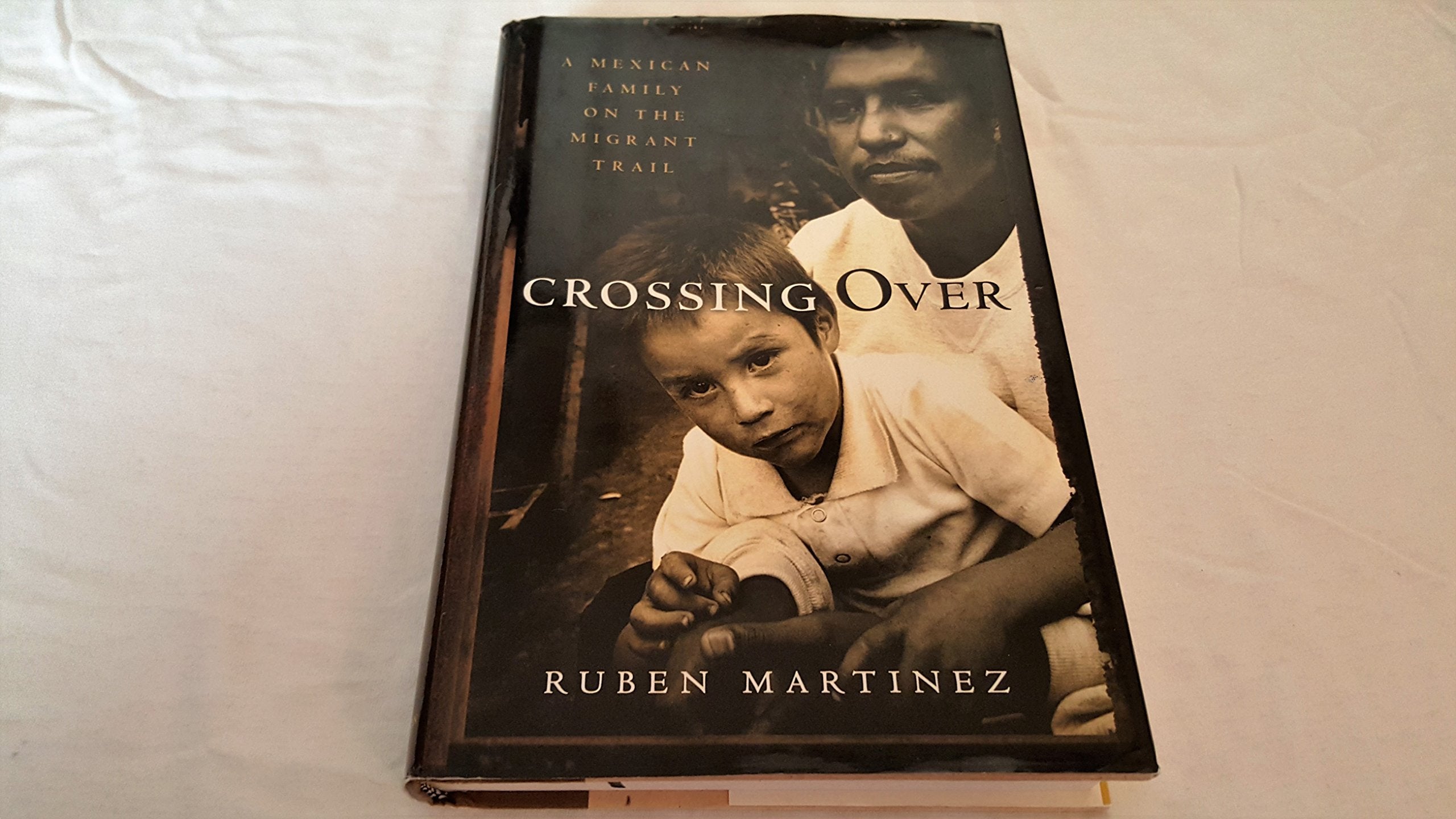 Crossing Over: A Mexican Family On The Migrant Trail,Used
