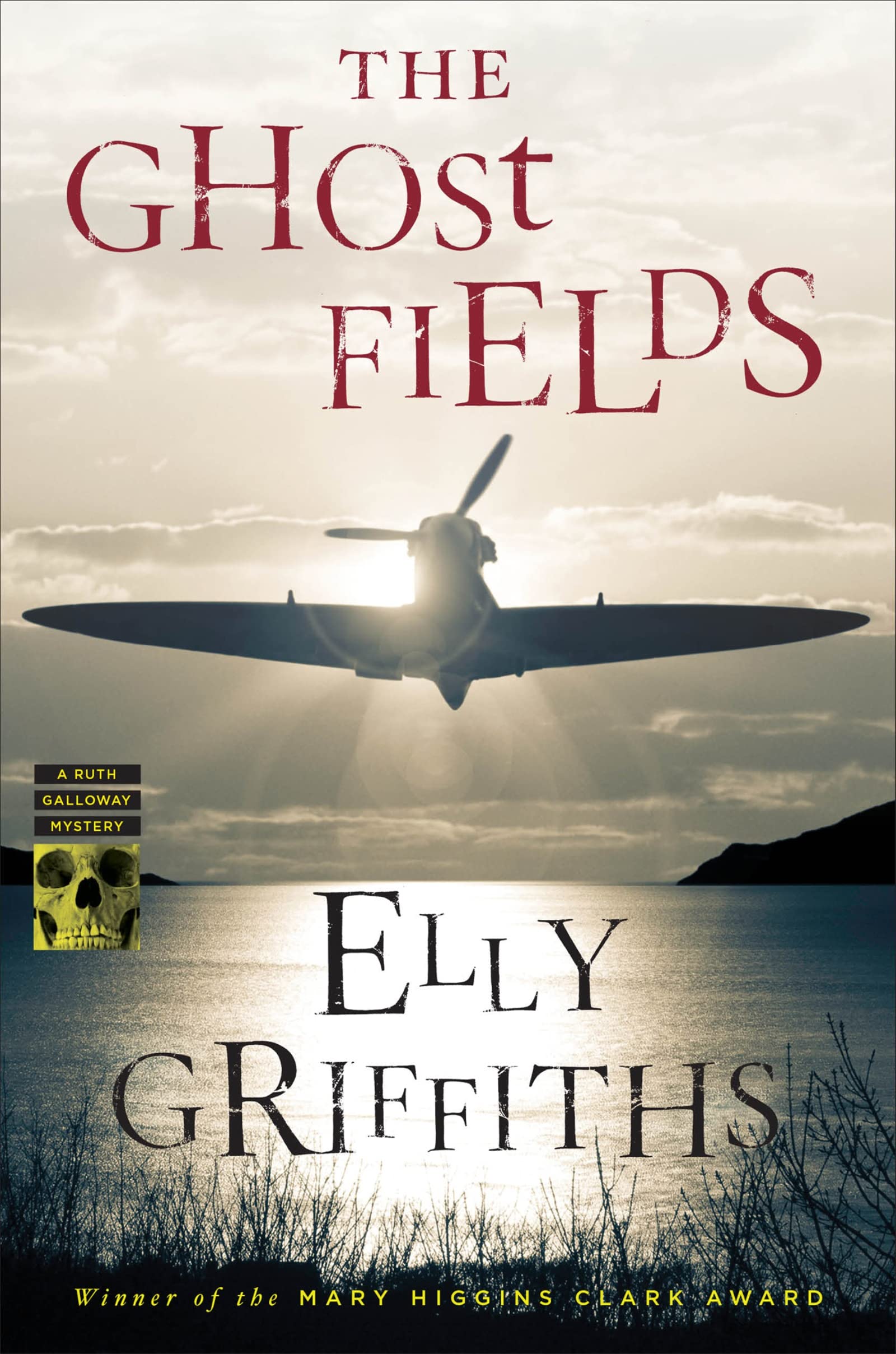 The Ghost Fields (Ruth Galloway Mysteries) (Ruth Galloway Mysteries, 7),Used