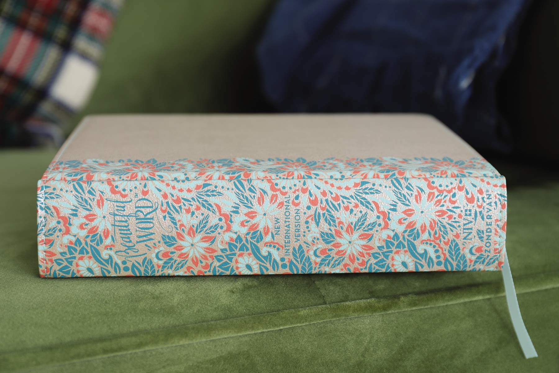 NIV, Beautiful Word Bible, Updated Edition, Peel/Stick Bible Tabs, Leathersoft over Board, Gold/Floral, Red Letter, Comfort Prin,Used