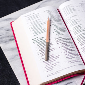 NKJV, EndofVerse Reference Bible, Personal Size Large Print, Leathersoft, Brown, Red Letter, Comfort Print: Holy Bible, New Ki,Used