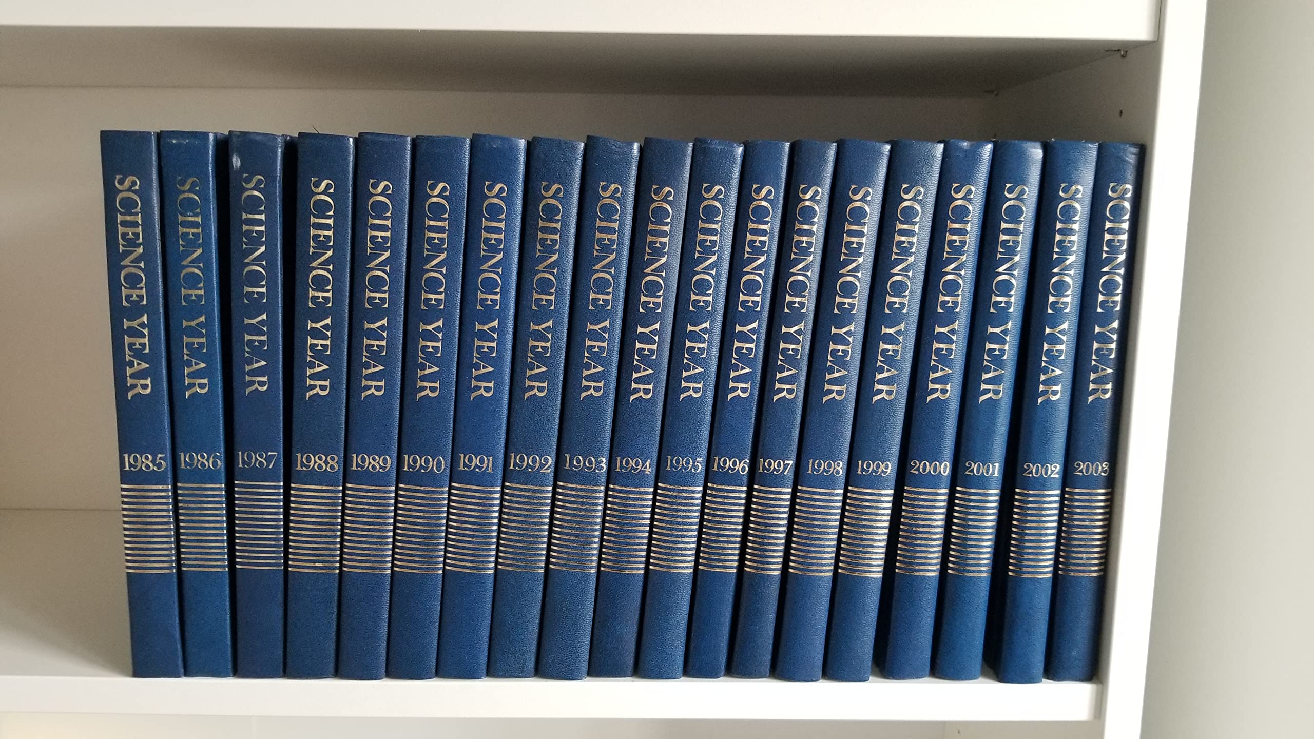 The 2003 World Book Year Book : The Annual Supplement to the World Book Encyclopedia, A Review of the Events of 2002,Used