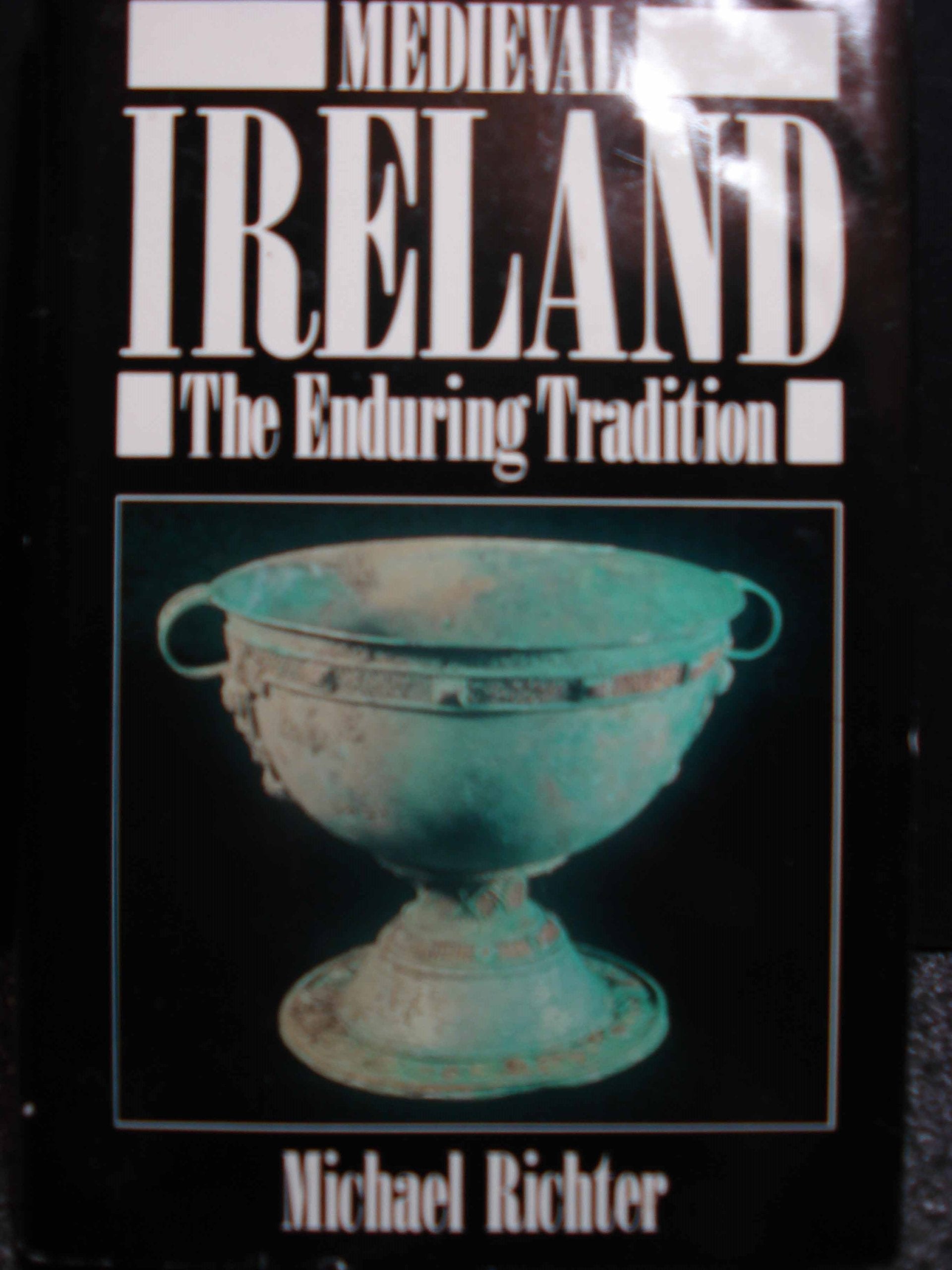 Medieval Ireland: The Enduring Tradition (English and German Edition),Used