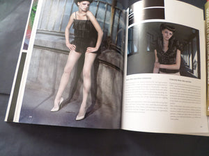 Future Fashion (El Futuro De La Moda): Innovative Materials and Technology (English and Spanish Edition),Used