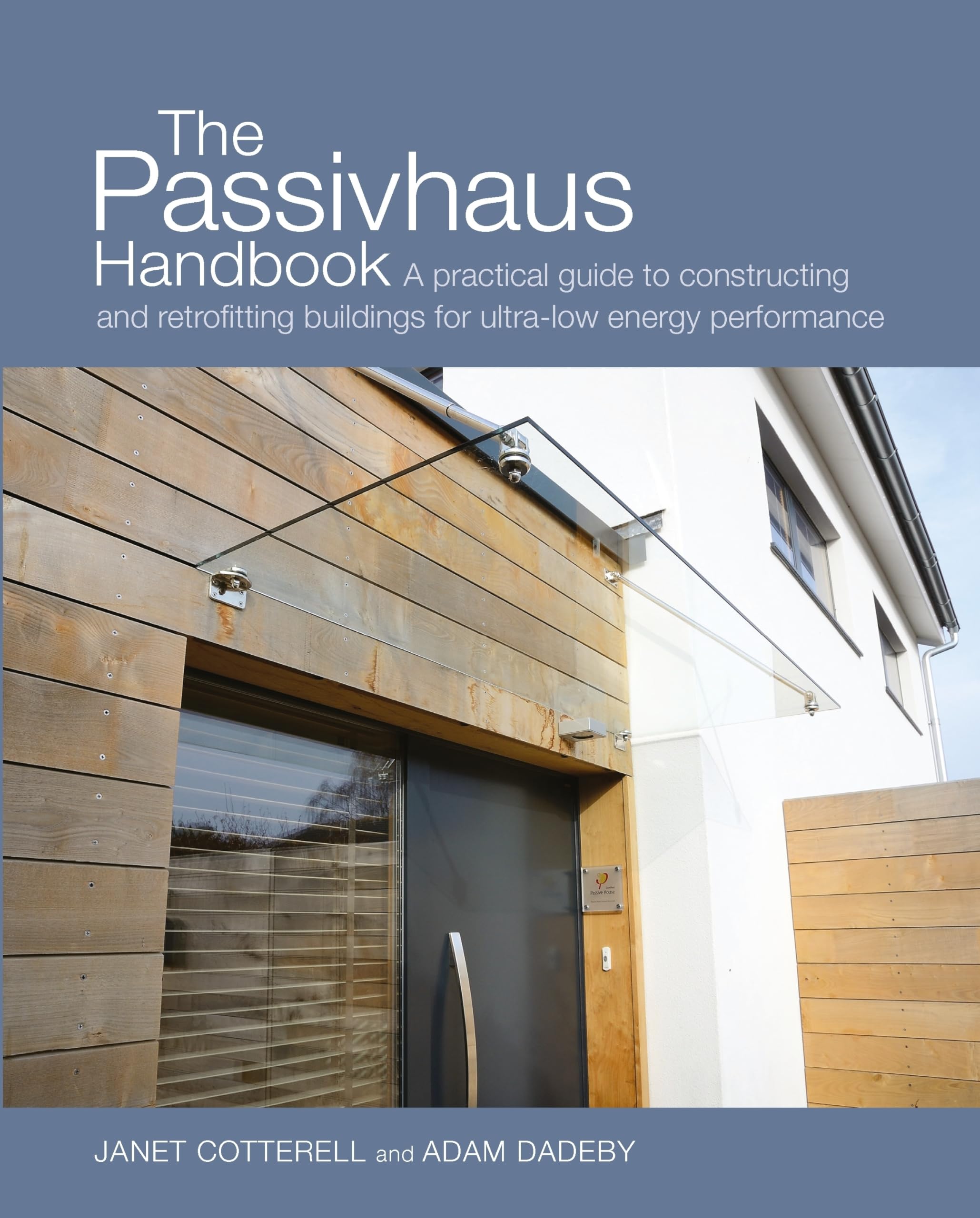 The Passivhaus Handbook: A practical guide to constructing and retrofitting buildings for ultralow energy performance (Sustaina,Used