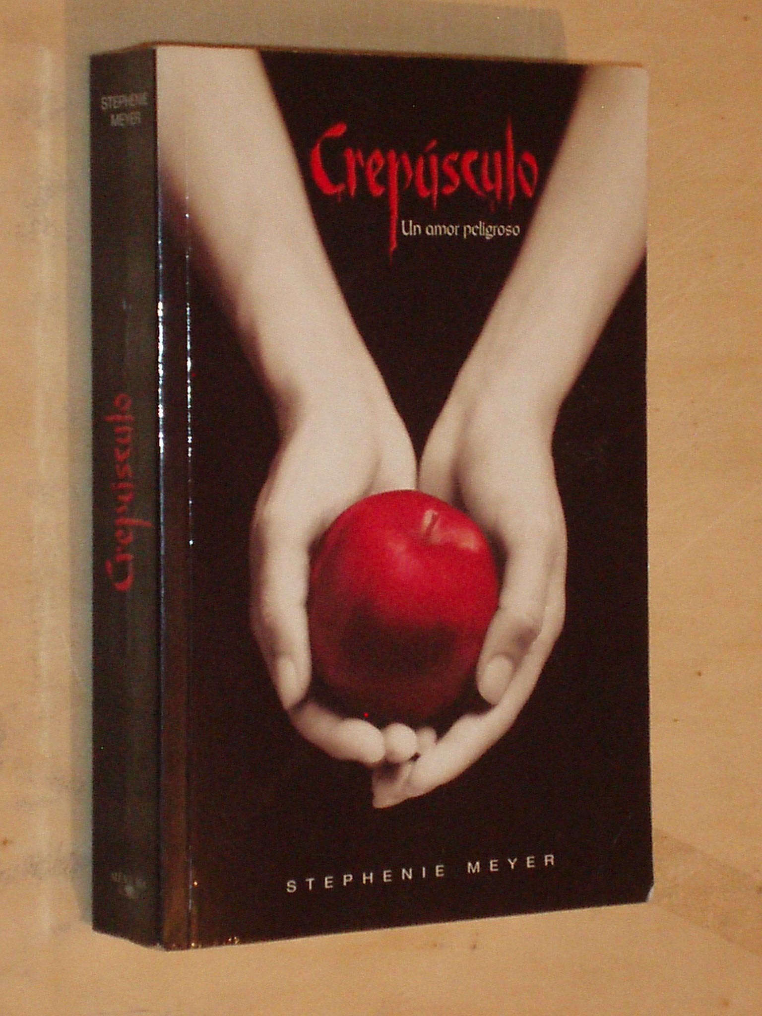 Crepusculo: Un Amor Peligroso (Spanish Edition),Used