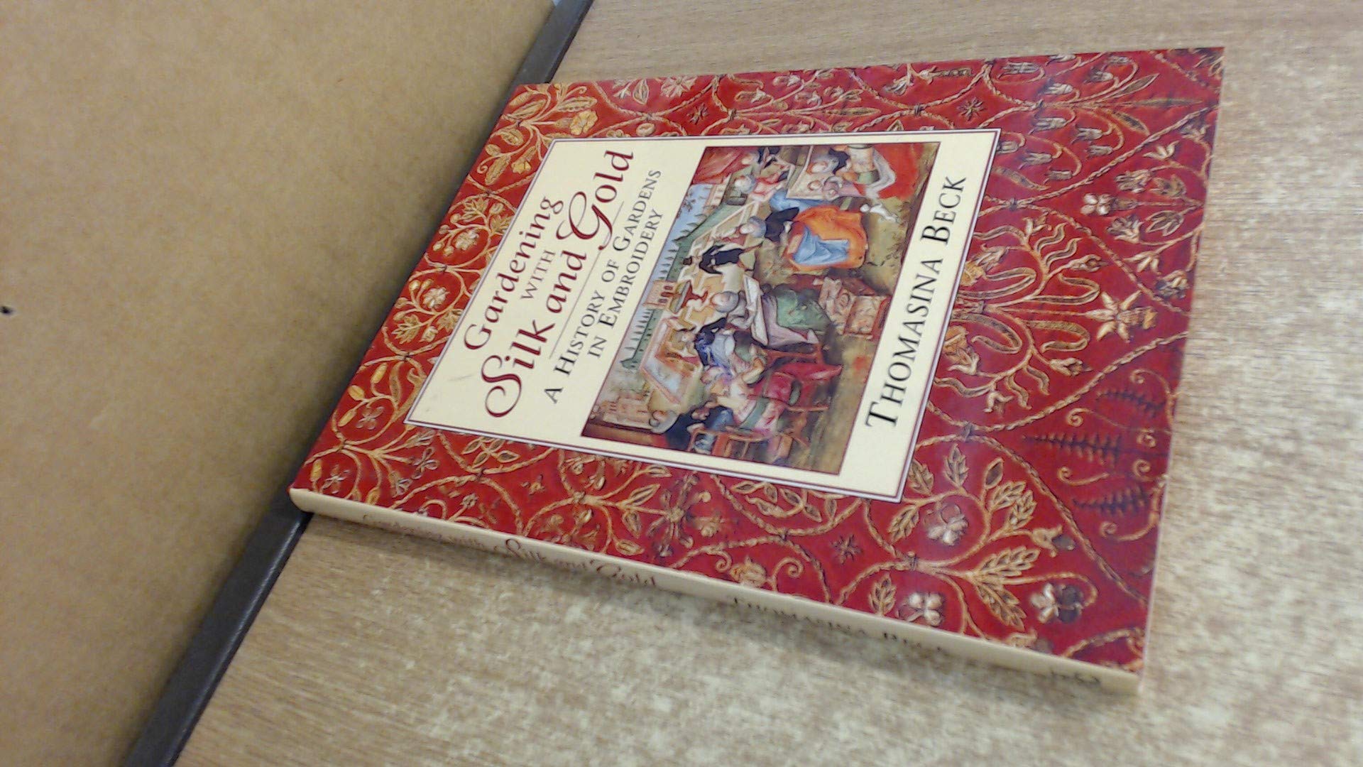 Gardening With Silk and Gold: A History of Gardens in Embroidery,Used