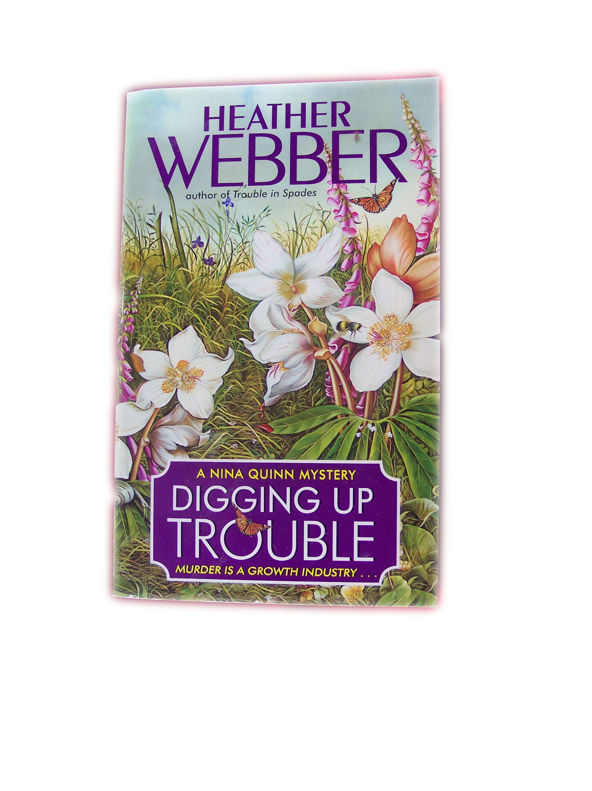 Digging Up Trouble: A Nina Quinn Mystery,Used