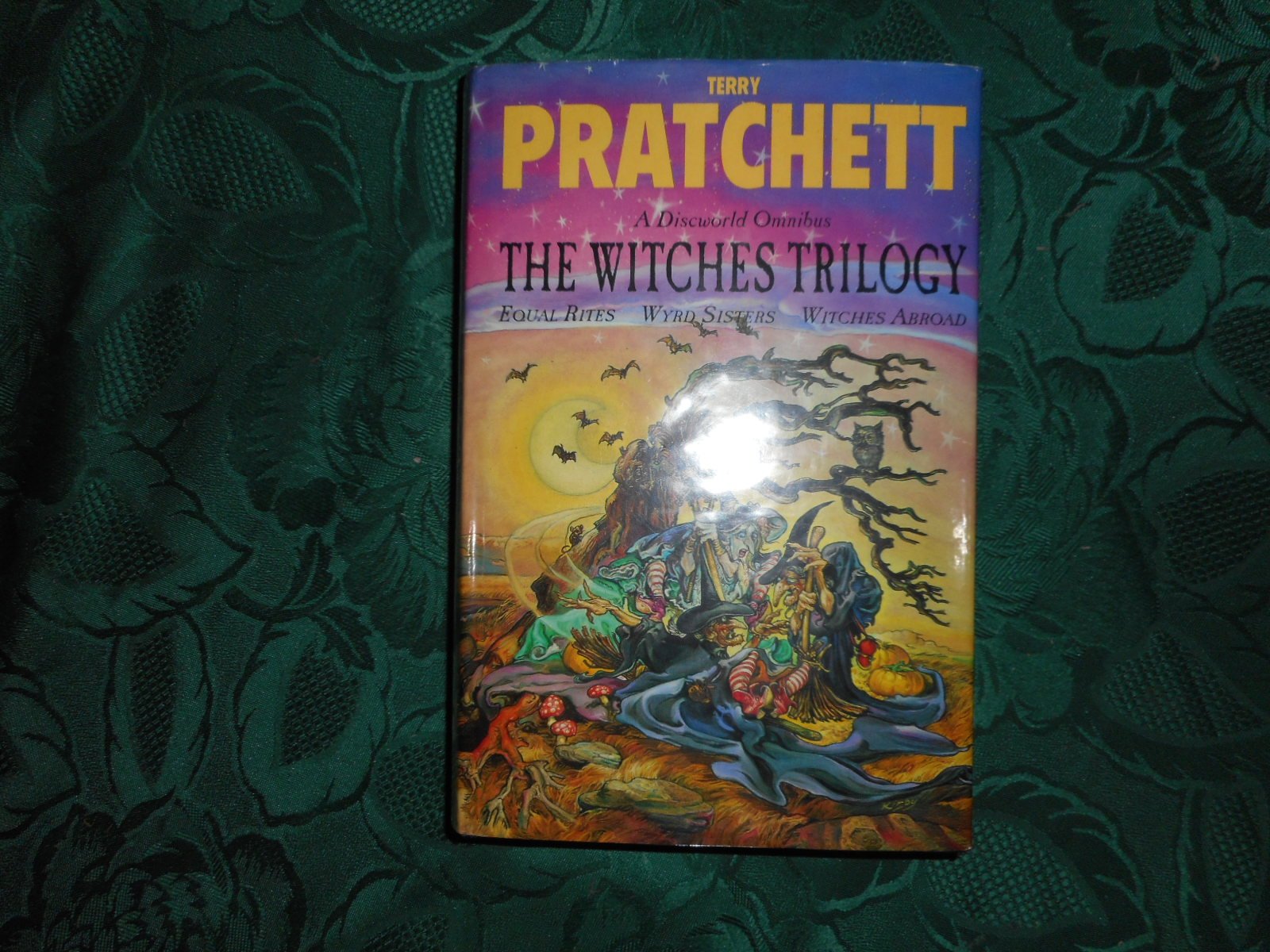 The Witches Trilogy (A Discworld Omnibus: 'Equal Rites', 'Wyrd Sisters', 'Witches Abroad'),Used