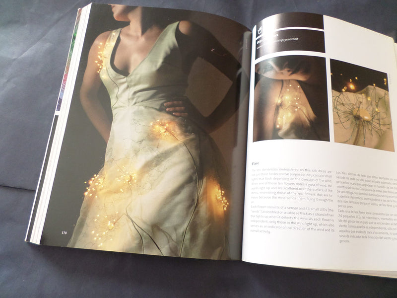 Future Fashion (El Futuro De La Moda): Innovative Materials and Technology (English and Spanish Edition),Used
