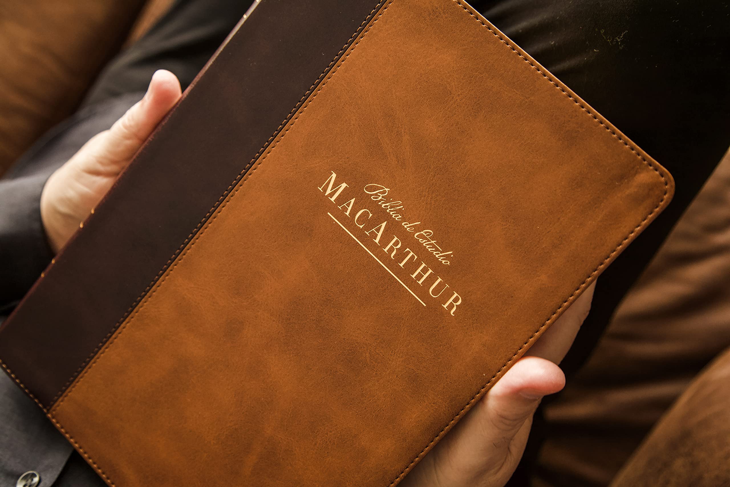 NBLA, Biblia de Estudio MacArthur, Leathersoft, Caf, Interior a dos colores, con ndice, Comfort Print (Spanish Edition),Used