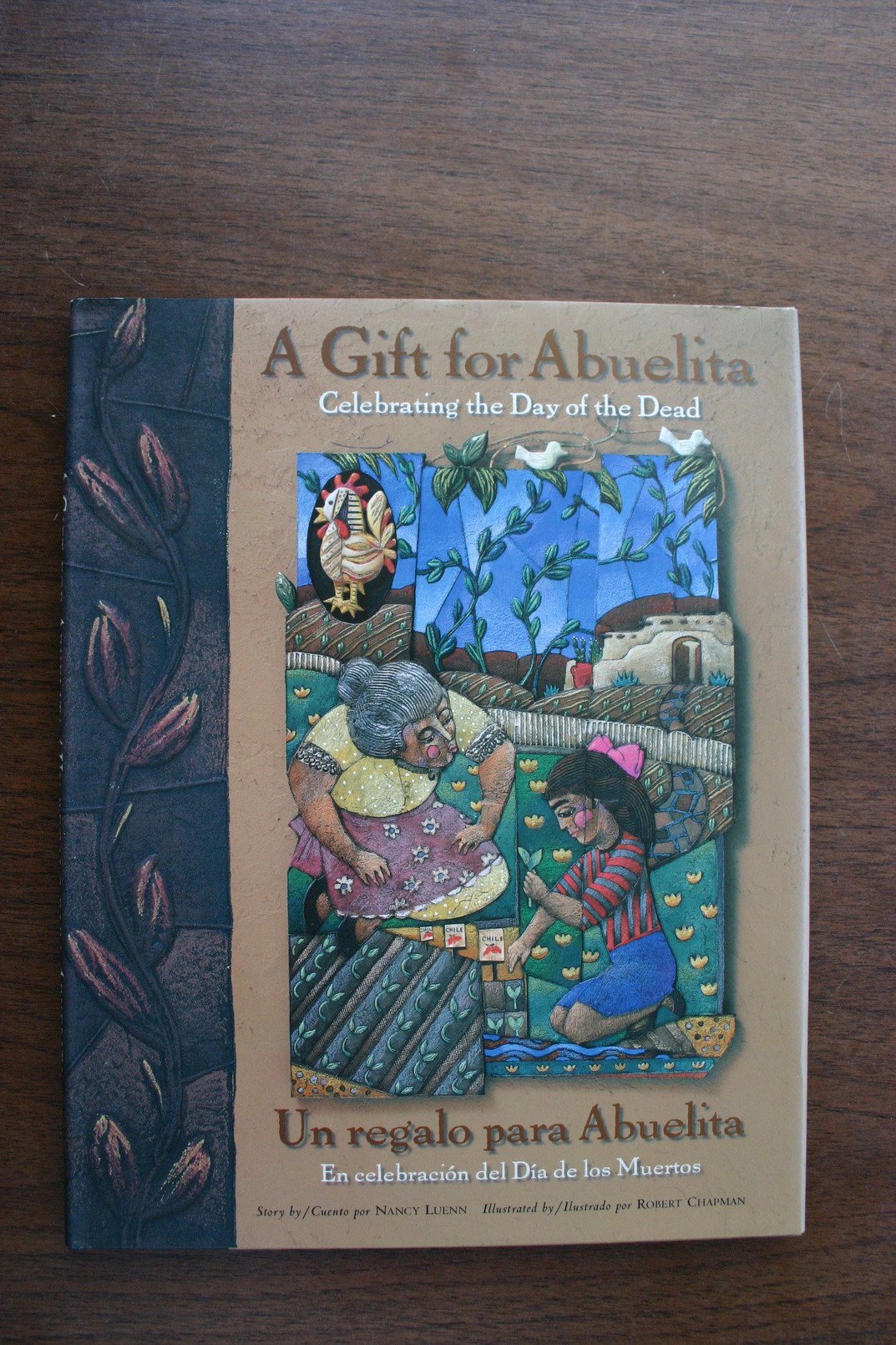 Gift For Abuelita / Un regalo para Abuelita: Celebrating the Day of the Dead/En celebracion del Dia de los Muertos (English, Mul,Used