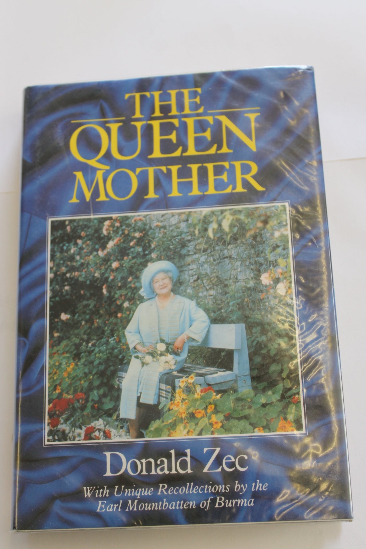 The Queen Mother: With Unique Recollections by the Earl Mountbatten of Burma,Used