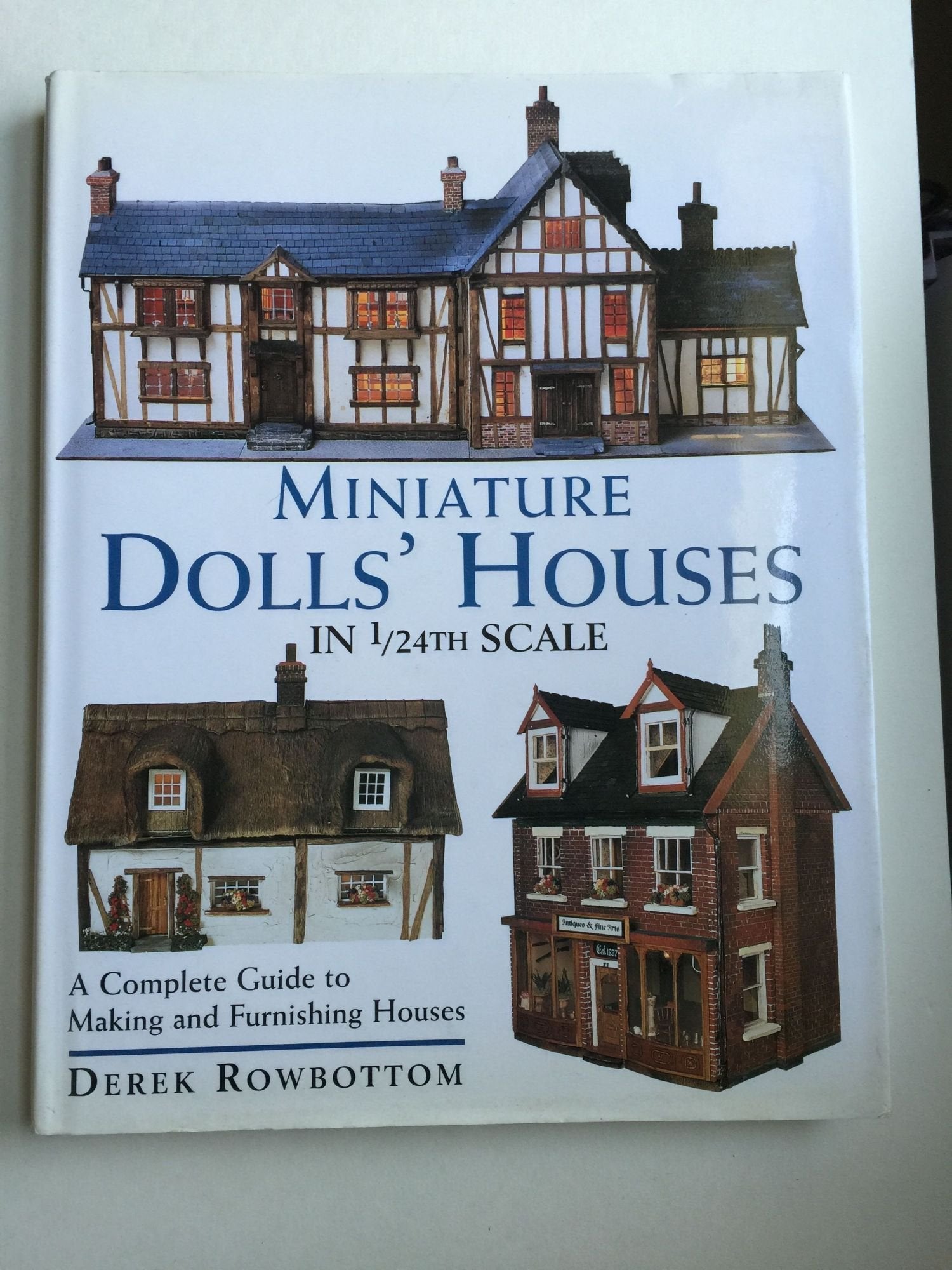 Miniature Dolls' Houses in 1/24th Scale: A Complete Guide to Making and Furnishing Houses,Used