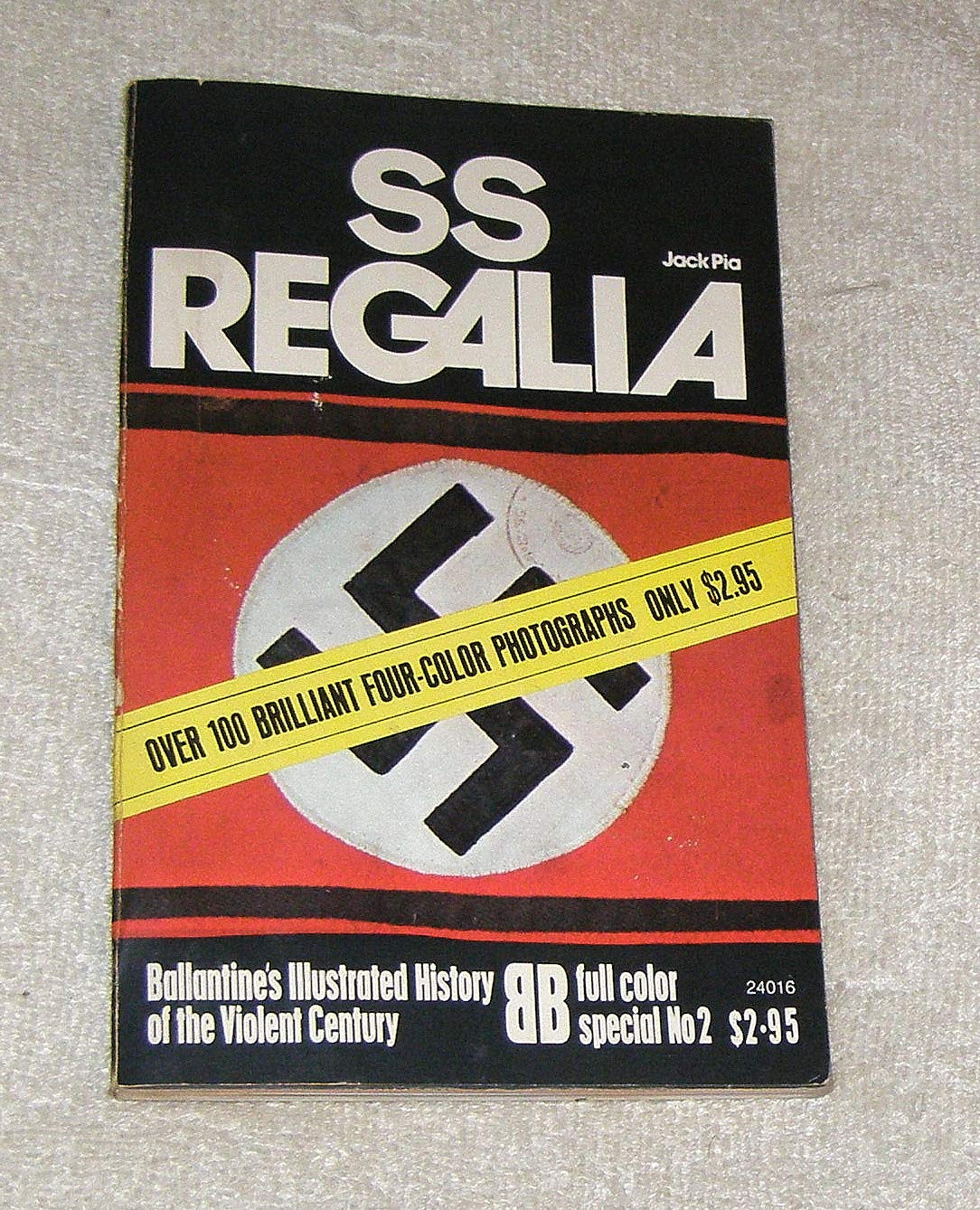 Ss Regalia (Ballantine'S Illustrated History Of The Violent Century)