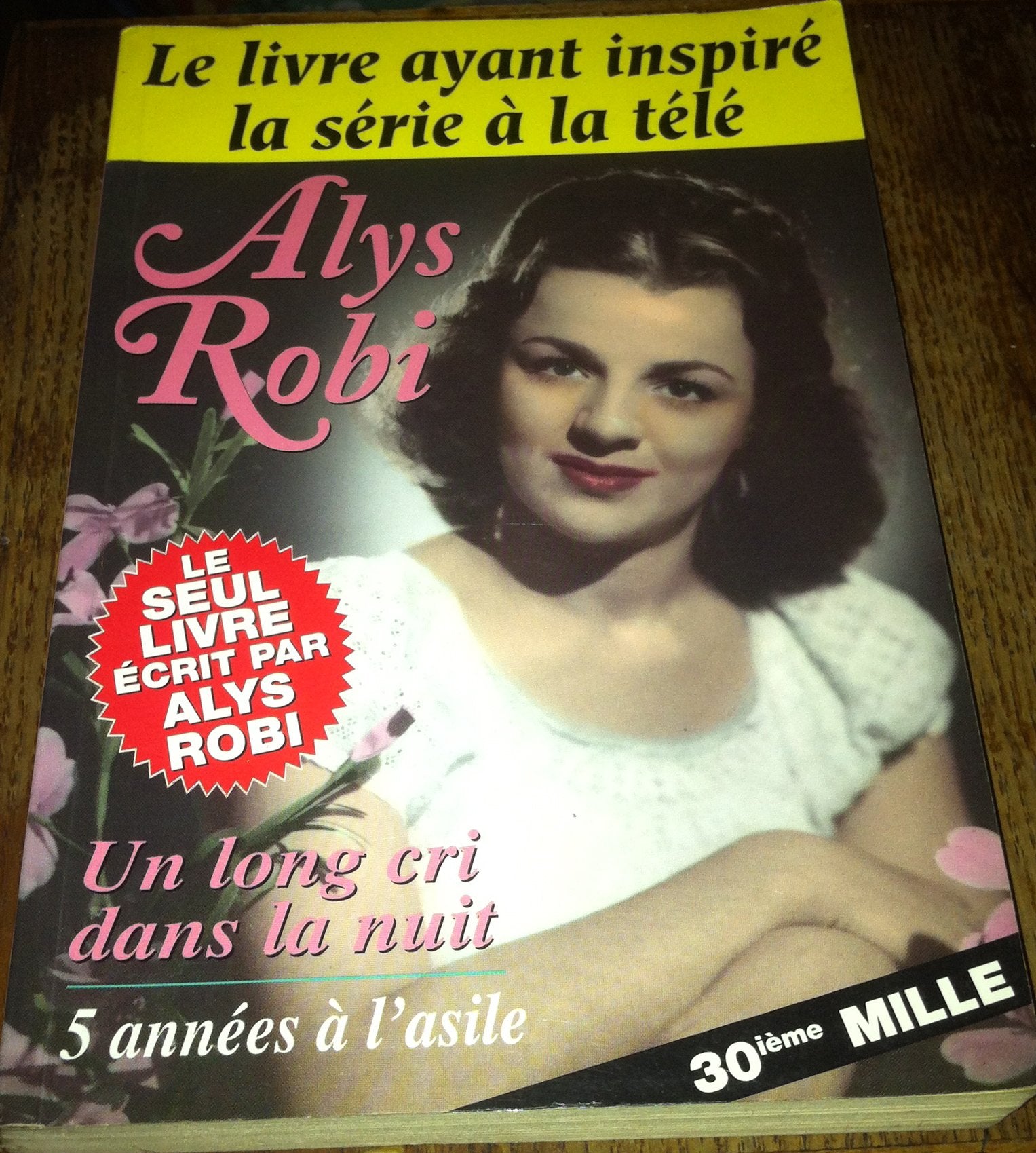Un long cri dans la nuit: 5 annees a l'asile (French Edition),Used