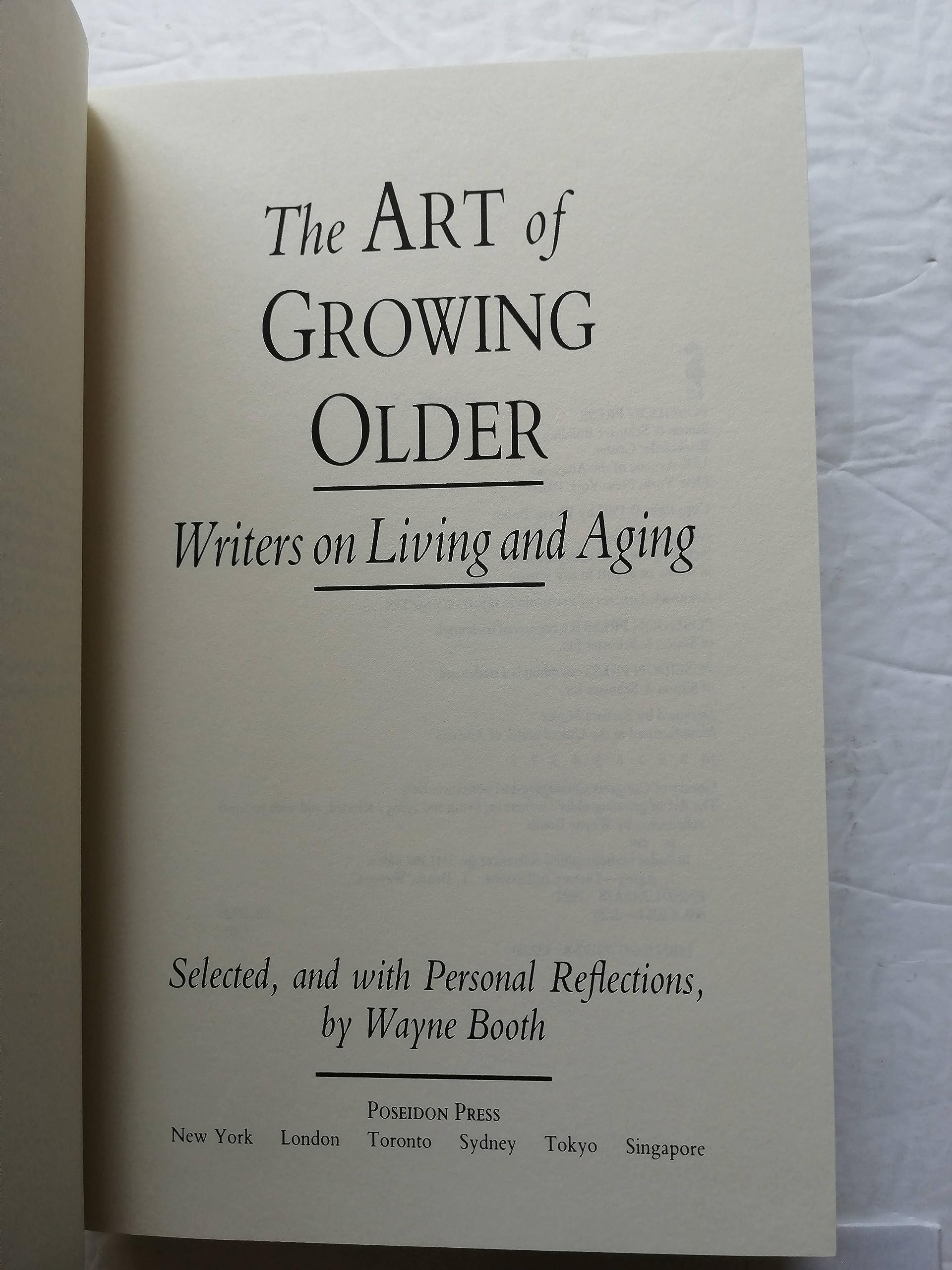 The ART OF GROWING OLD: WRITERS ON LIVING AND AGING,New