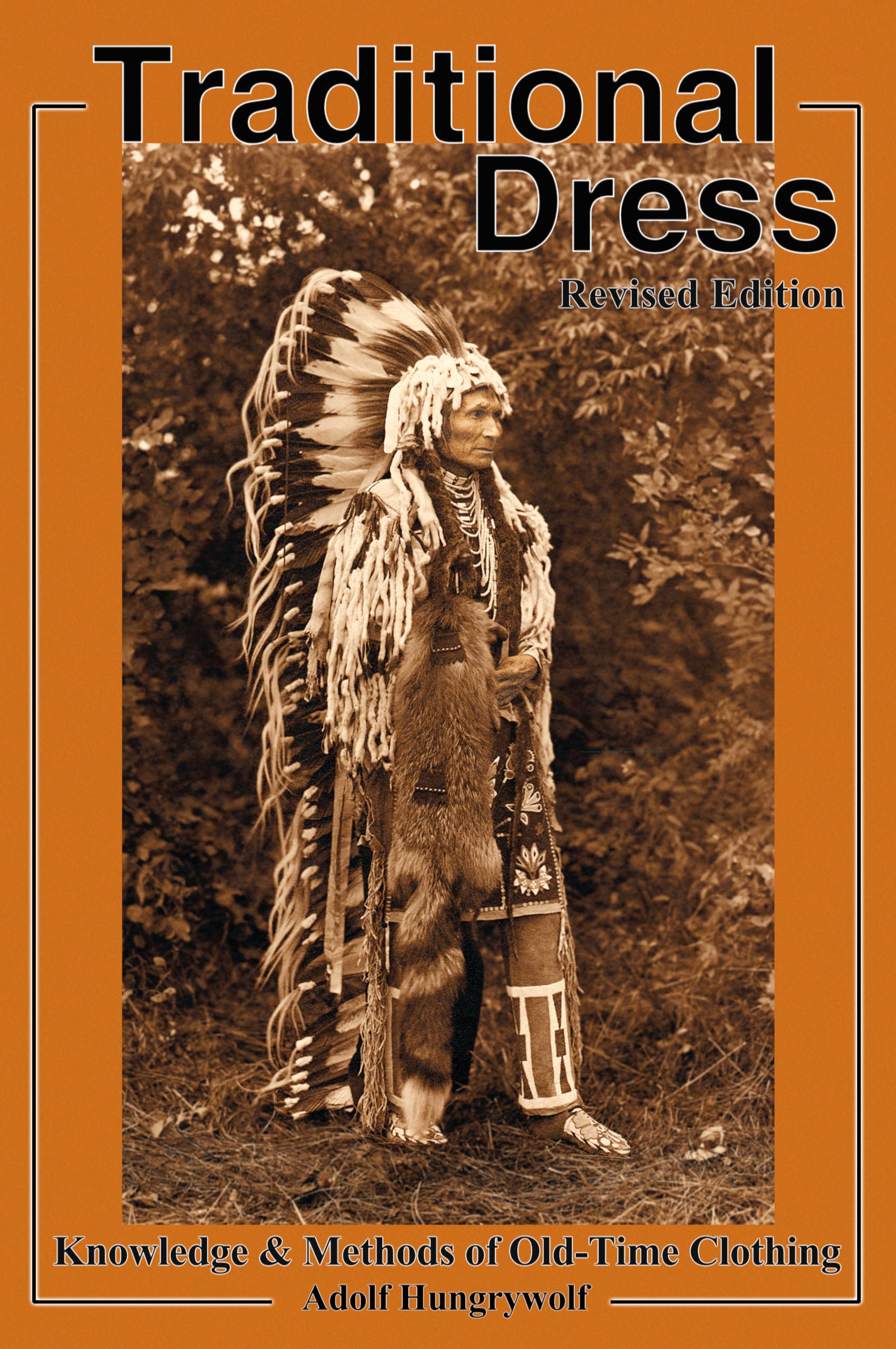 Traditional Dress: Knowledge and Methods of OldTime Clothing,Used