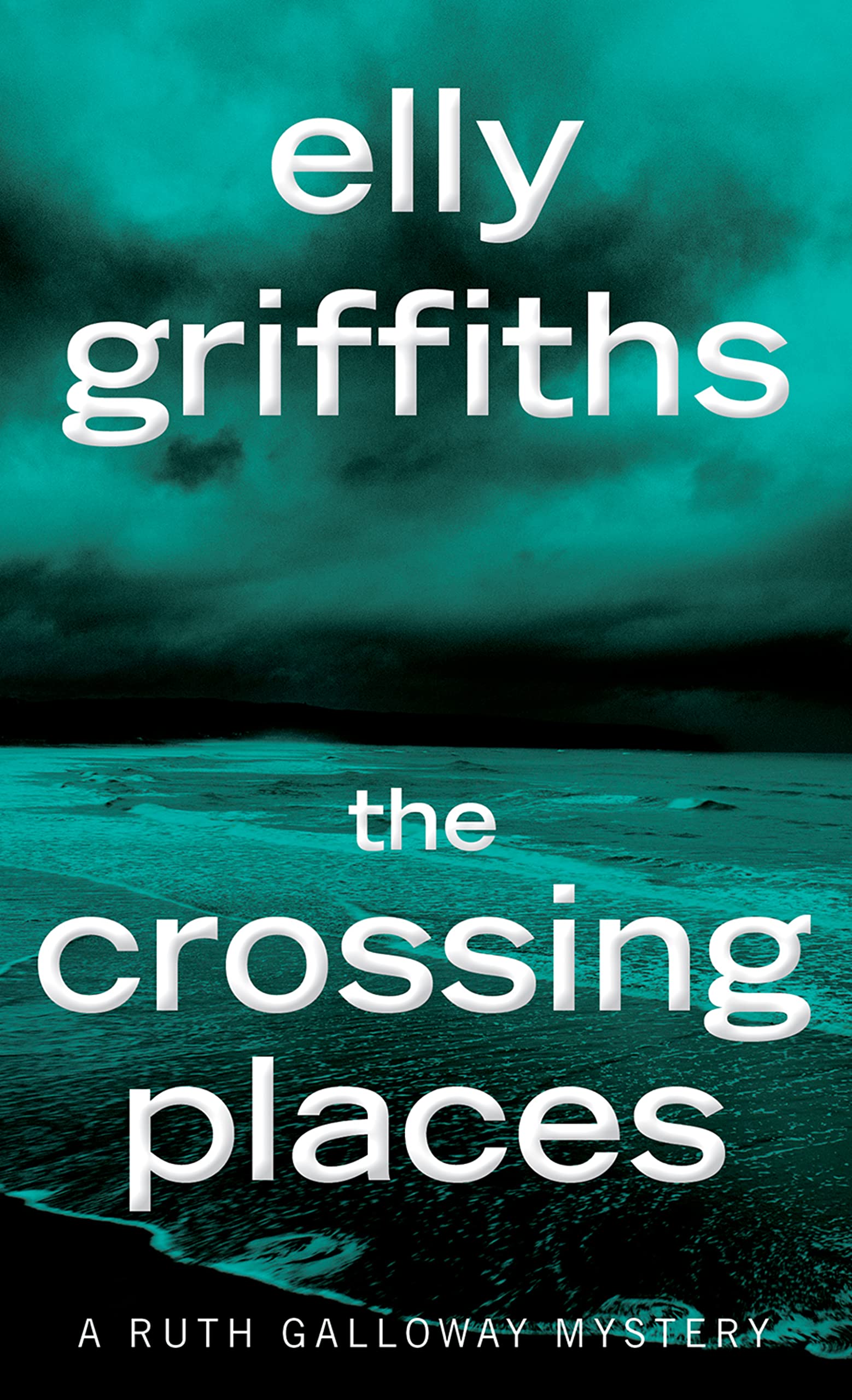 The Crossing Places: The First Ruth Galloway Mystery (Ruth Galloway Mysteries, 1),Used
