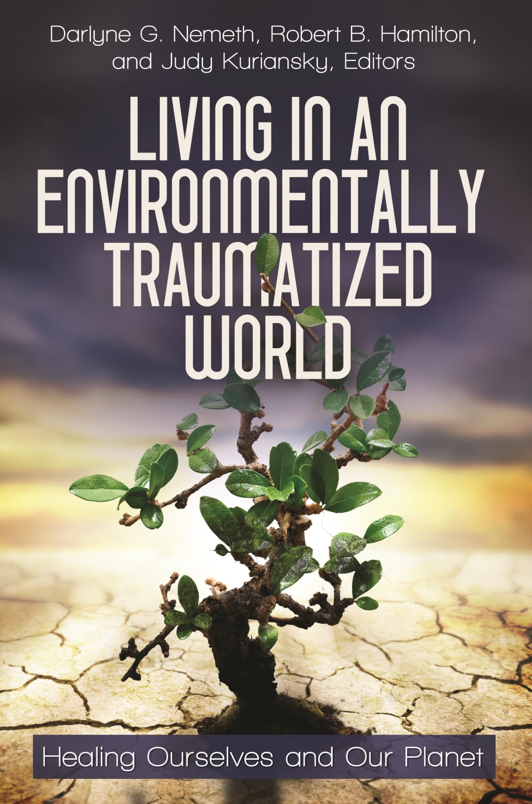 Living In An Environmentally Traumatized World: Healing Ourselves And Our Planet (Practical And Applied Psychology),New
