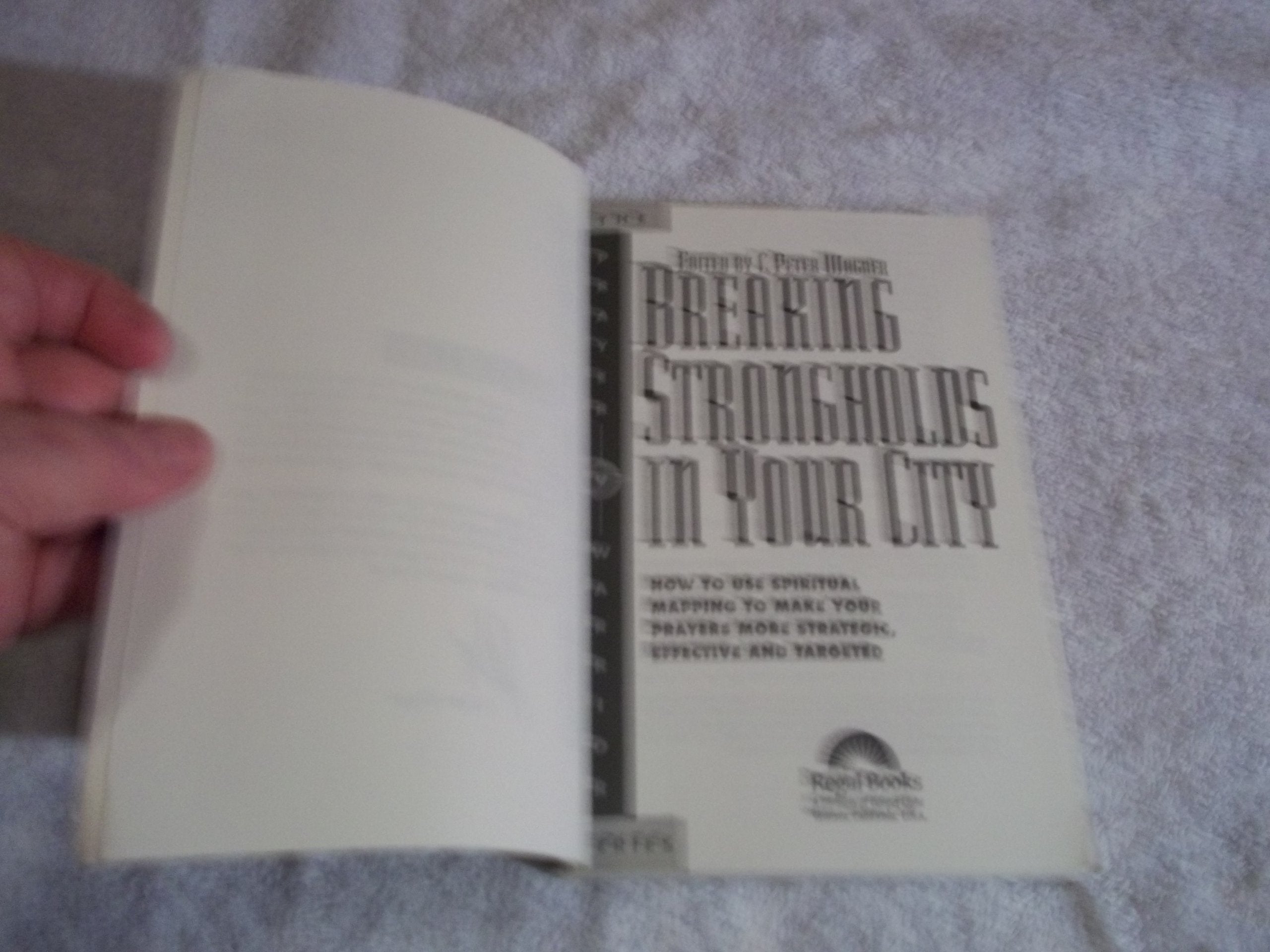 Breaking Strongholds in Your City: How to Use Spiritual Mapping Tomake Your Prayers More Strategic, Effective and Targeted,New