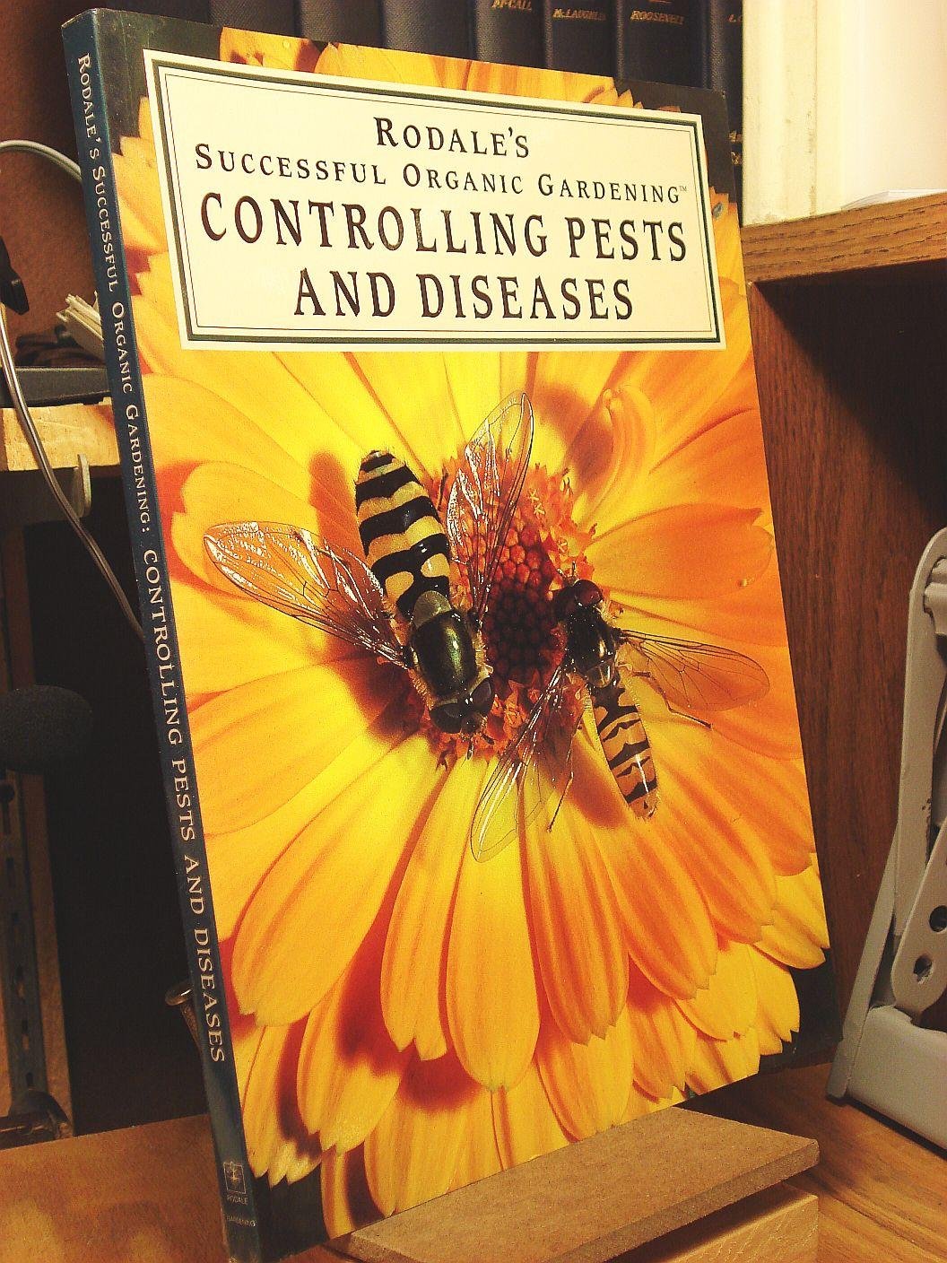 Controlling Pests And Diseases (Rodale'S Successful Organic Gardening),Used