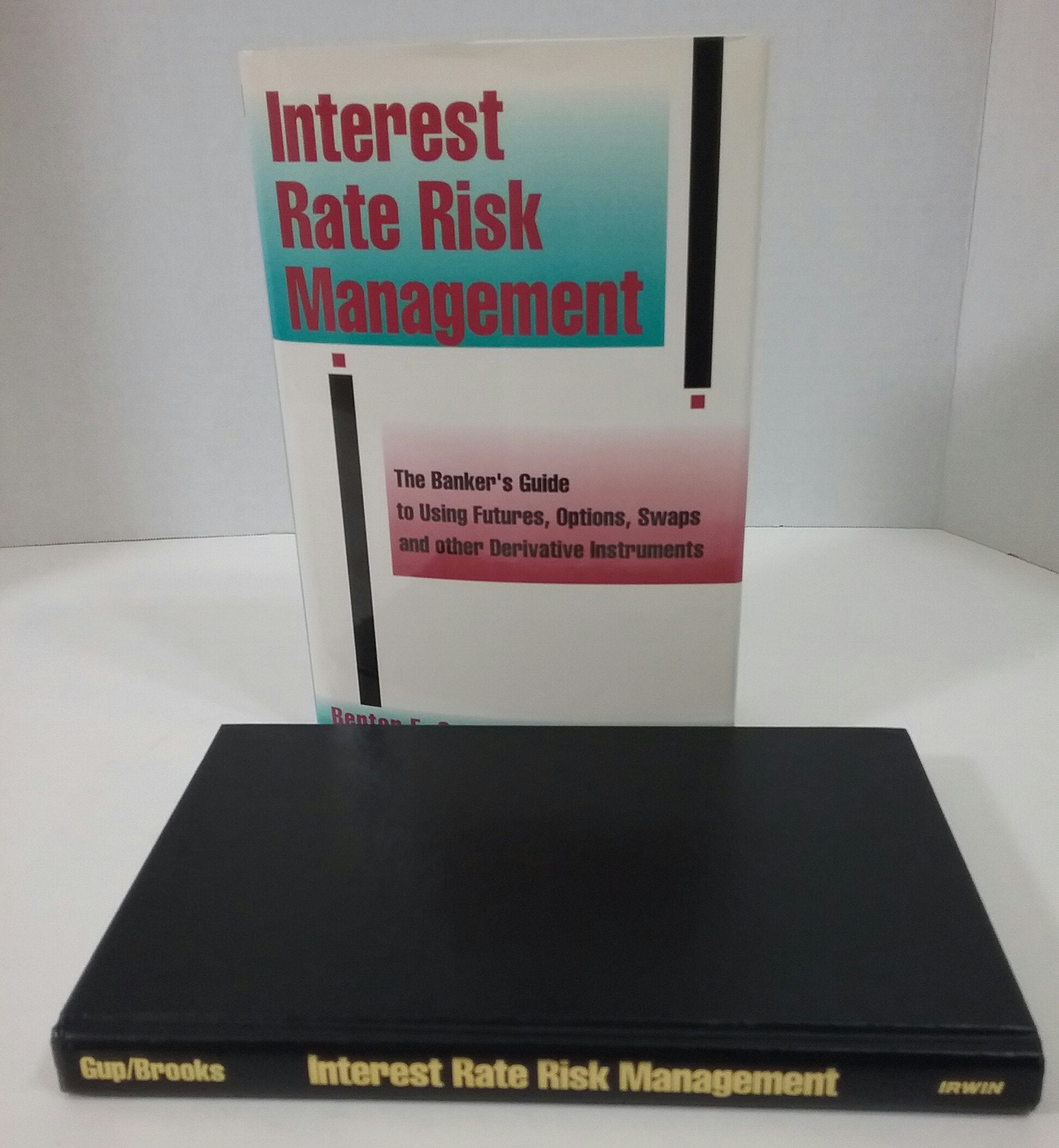 Interest Rate Risk Management: The Banker's Guide to Using Futures, Options, Swaps and Other Derivative Instruments,Used