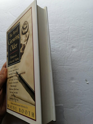 The ART OF GROWING OLD: WRITERS ON LIVING AND AGING,New