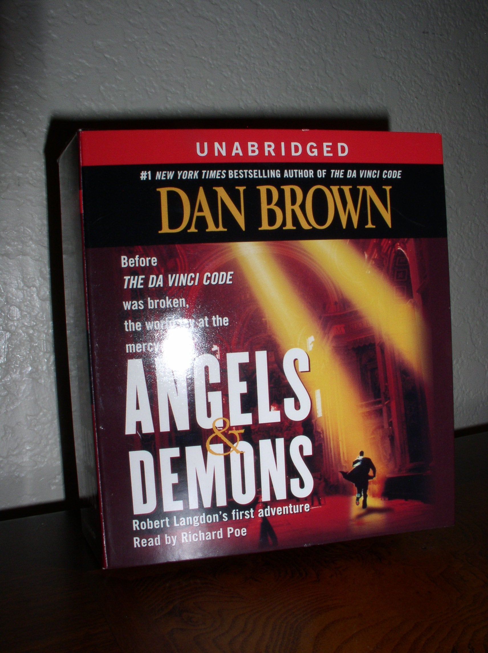 Angels & Demons: A Novel (Robert Langdon)-used