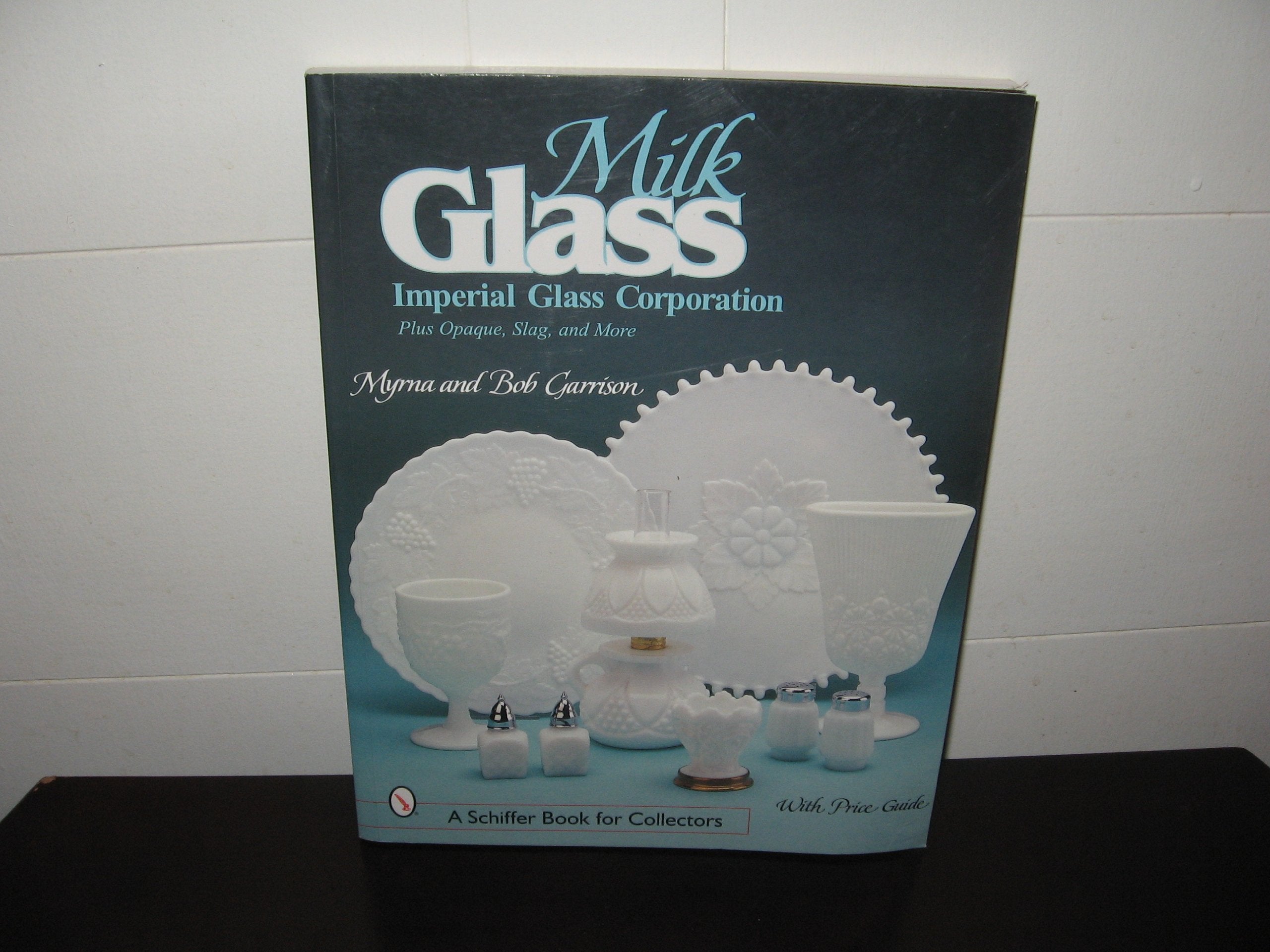 Milk Glass: Imperial Glass Corporation (A Schiffer Book for Collectors),Used