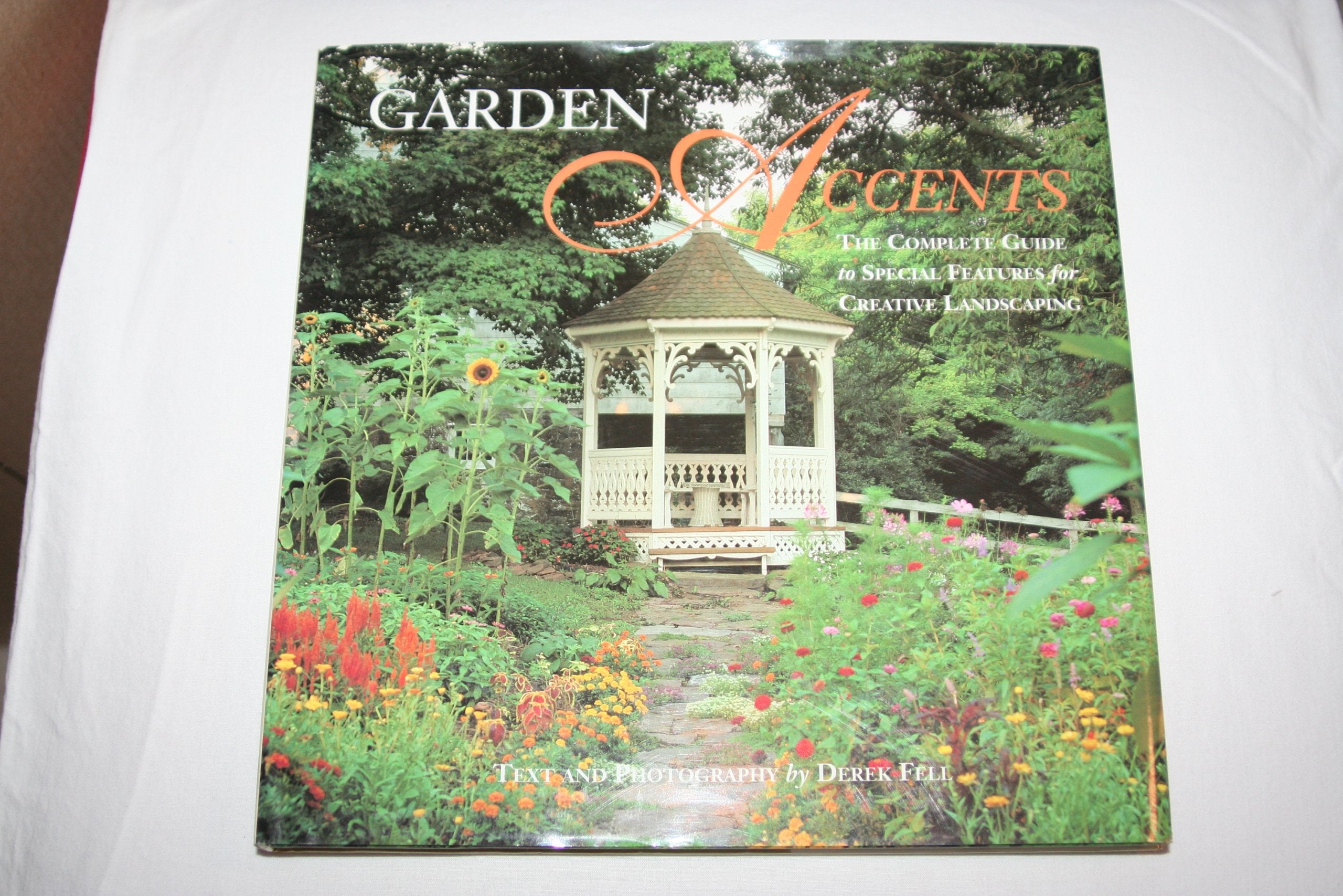 Garden Accents: The Complete Guide to Special Features for Creative Landscaping,Used