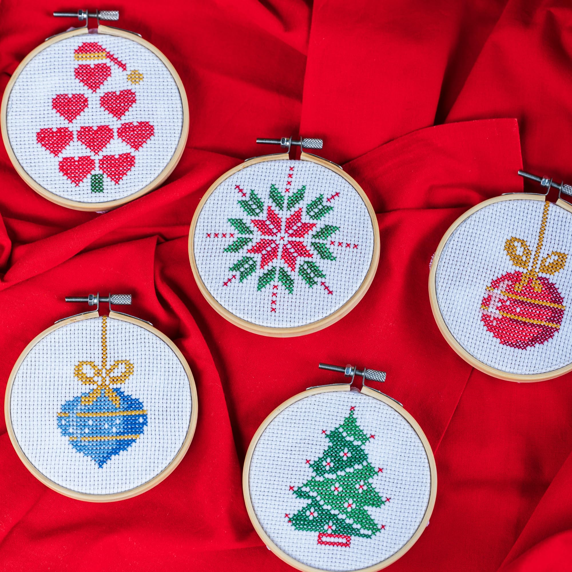 101 Christmas Minis, Book 2Packed with Traditional Holiday Designs for Ornaments, Gift Embellishments and More