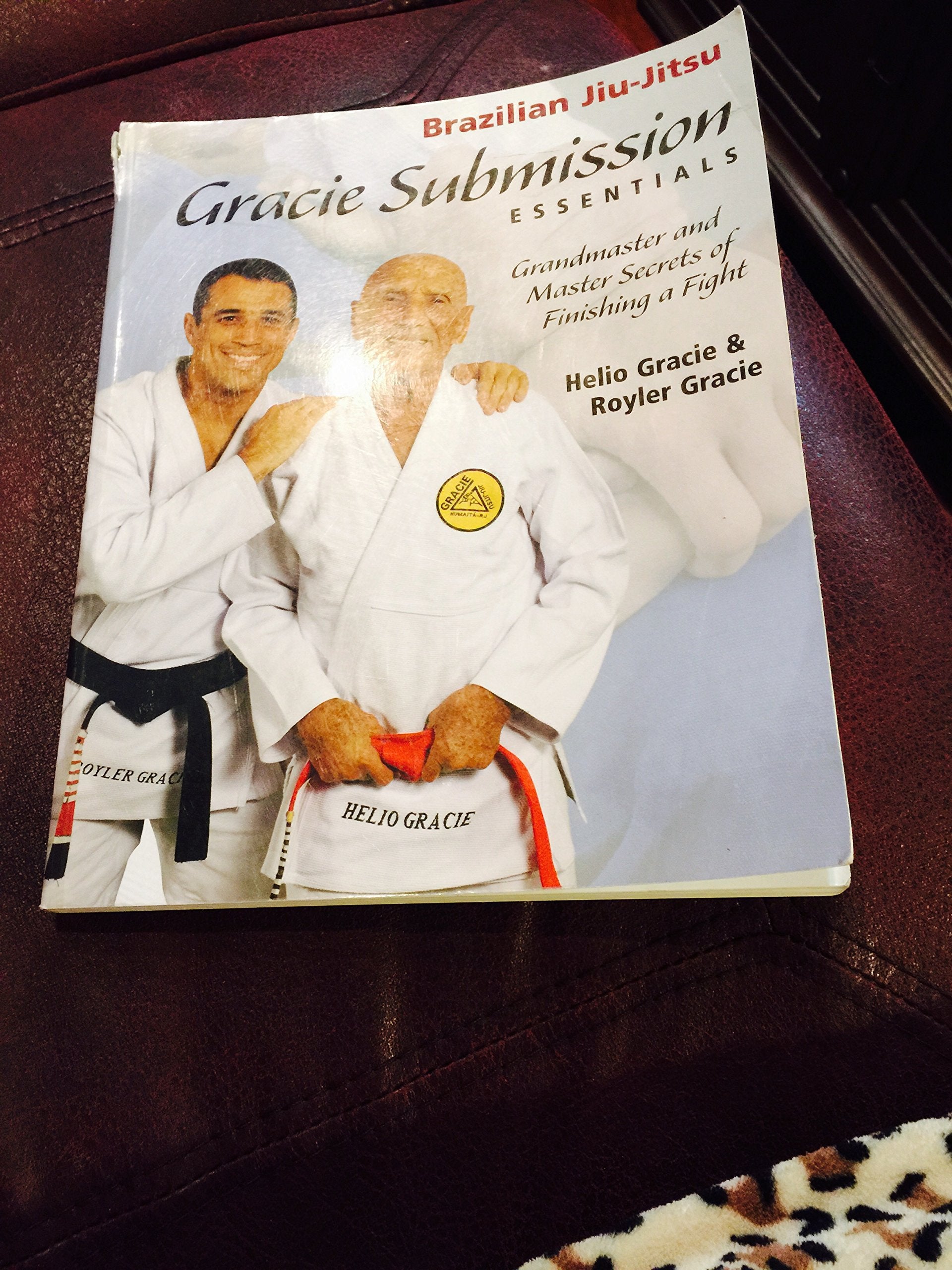 Gracie Submission Essentials: Grandmaster and Master Secrets of Finishing a Fight (1) (Brazilian JiuJitsu series),Used