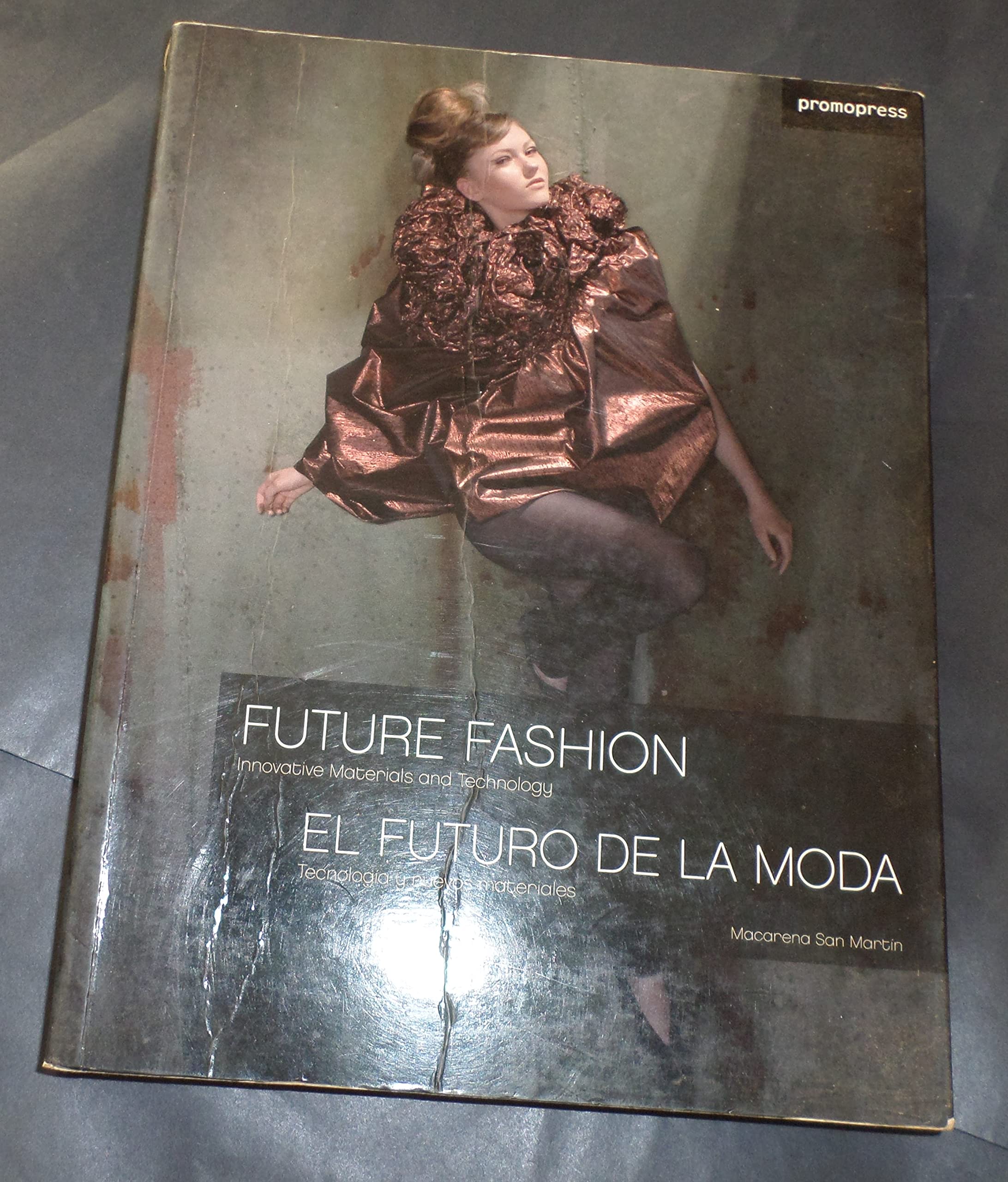 Future Fashion (El Futuro De La Moda): Innovative Materials and Technology (English and Spanish Edition),Used