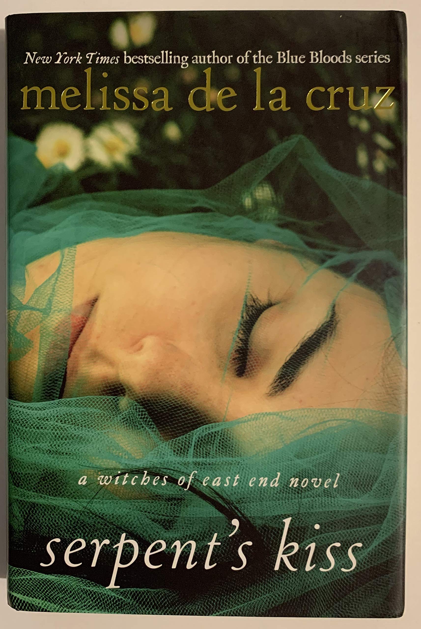 Serpent's Kiss: A Witches of East End Novel (Witches of East End, 2),Used