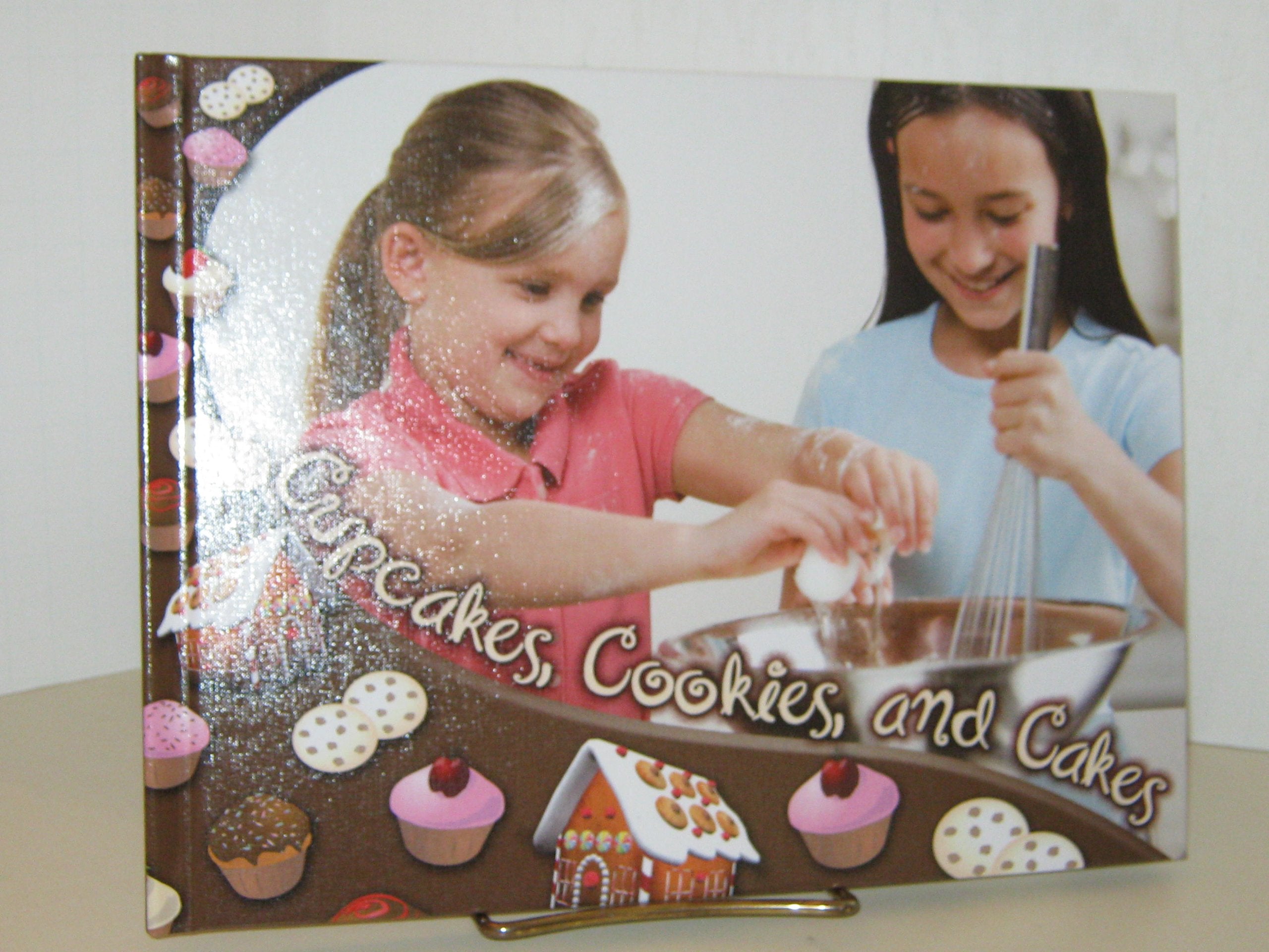 Cupcakes, Cookies, and Cakes (Creative Crafts for Kids),Used