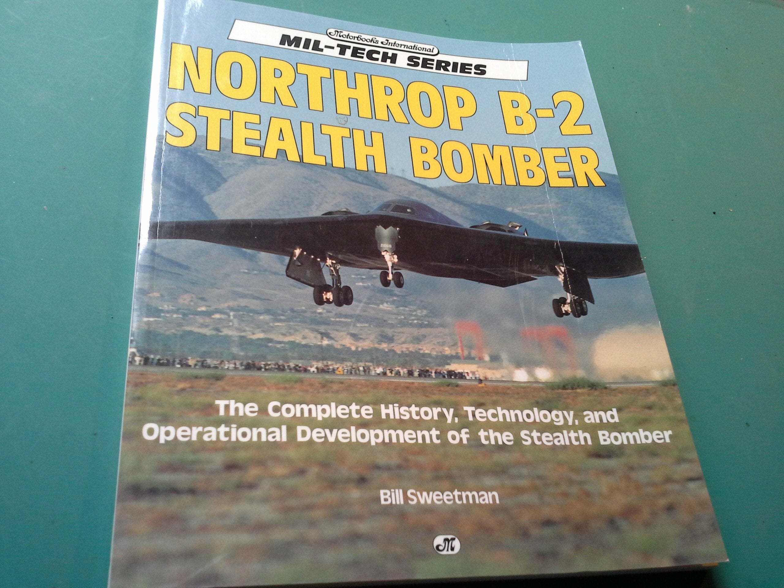 Northrop B2 Stealth Bomber: The Complete History, Technology, and Operational Development of the Stealth Bomber (MilTech Serie,Used