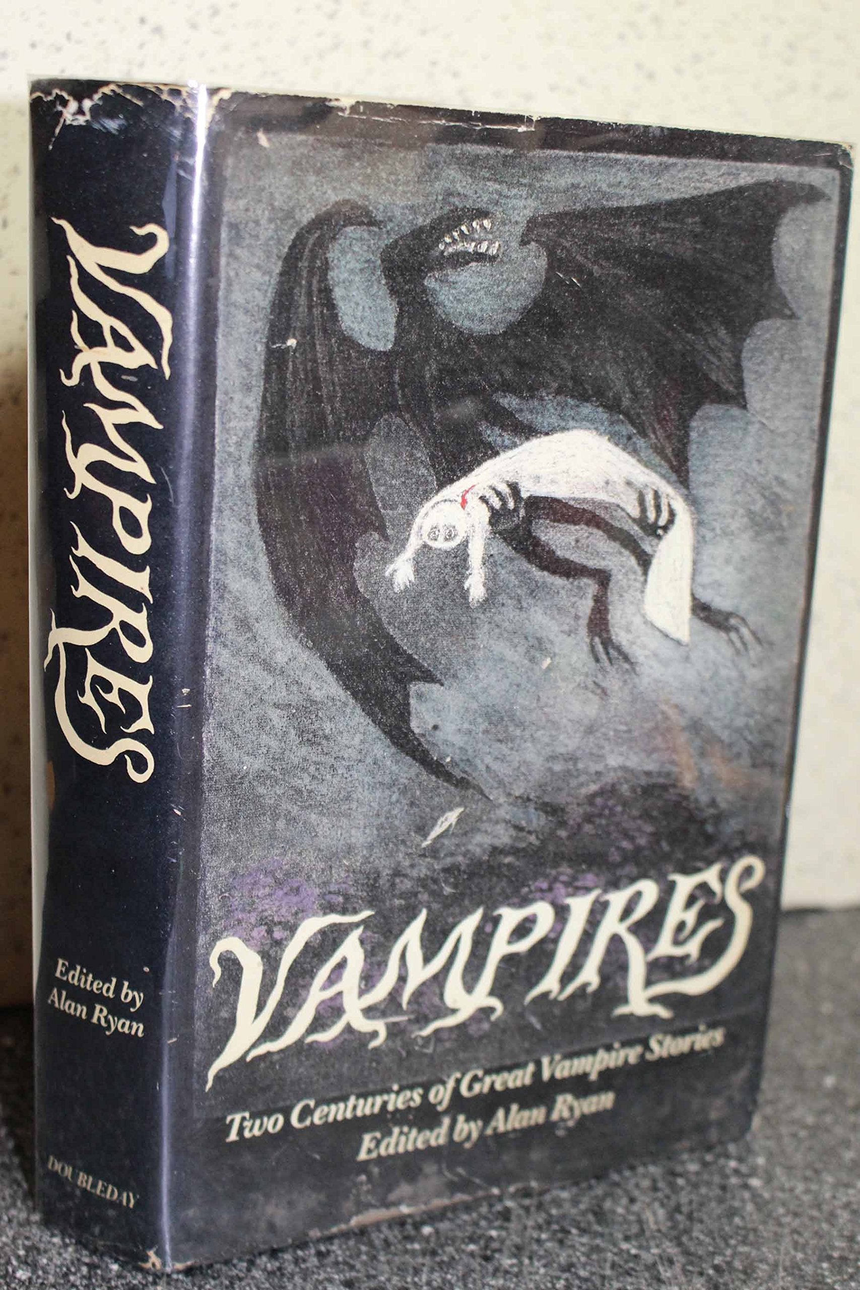 Vampires: Two Centuries Of Great Vampire Stories-used