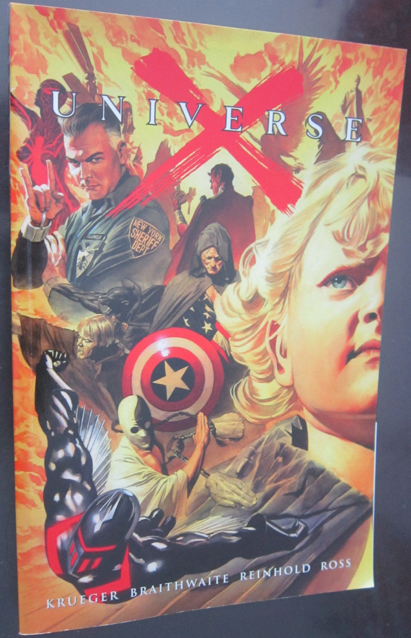 Universe X, Vol. 1 (Earth X 2),Used